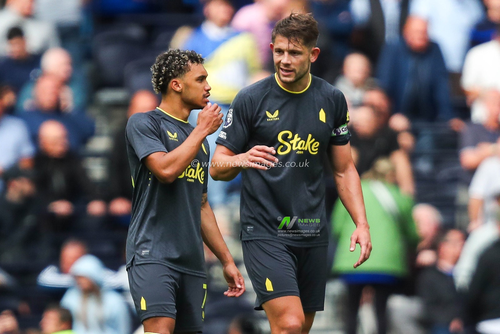 Roman Dixon and James Tarkowski of Everton talk during the Premier League match Tottenham Hotspur vs Everton at Tottenham Hotspur Stadium, London, United Kingdom, 24th August 2024

(Photo by Izzy Poles/News Images)