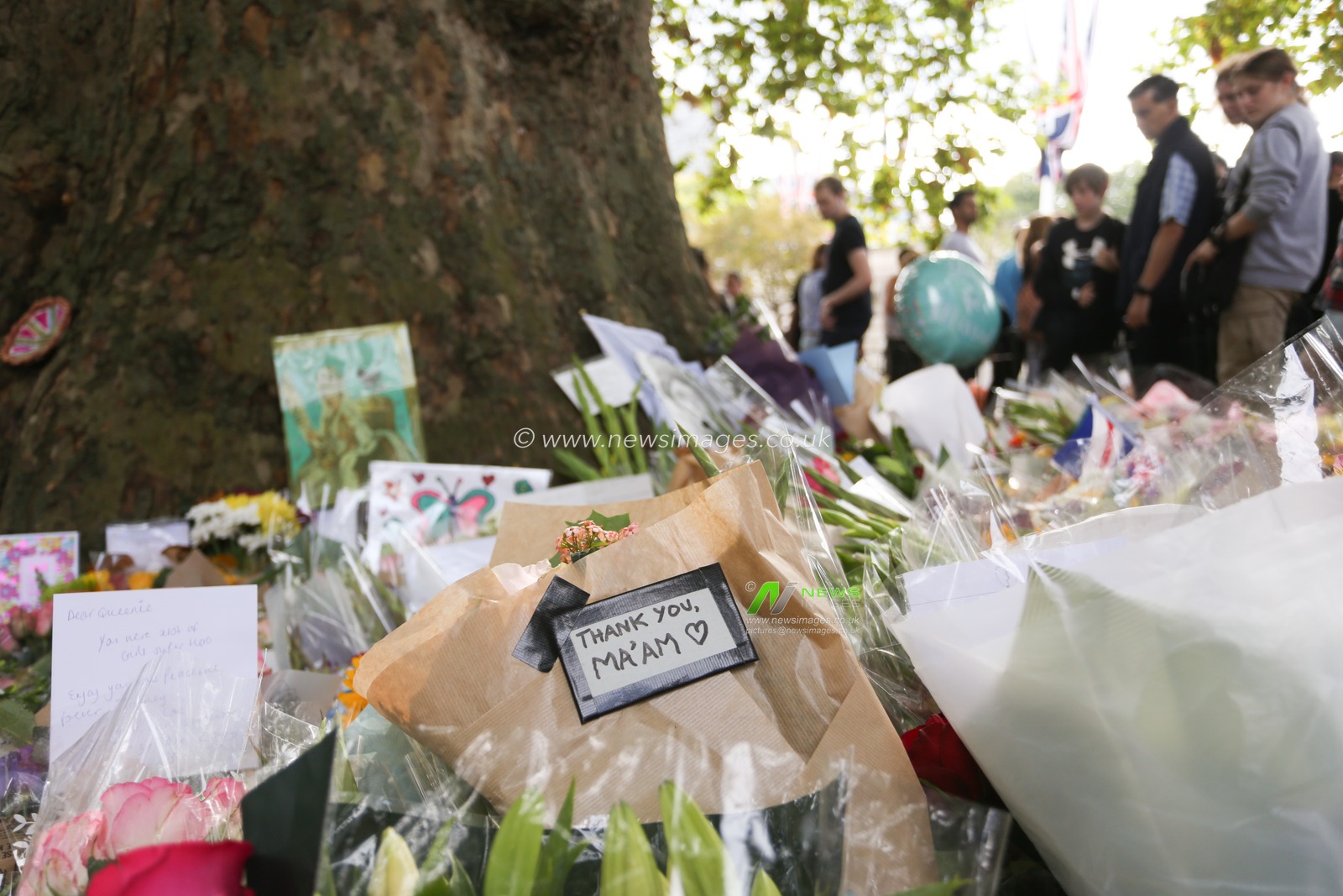 A floral tribute as mourners pay their respects on day 3 after the passing of Her Majesty The Queen at Buckingham Palace, London, United Kingdom, 11th September 2022

(Photo by Arron Gent/News Images)
