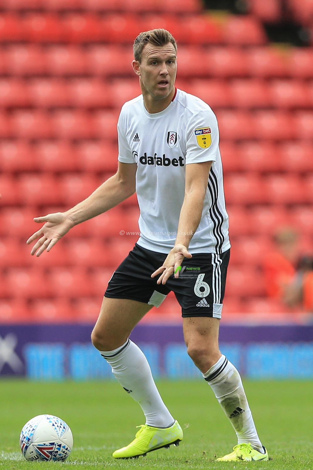 3rd August 2019, Oakwell, Barnsley, England; Sky Bet Championship, Barnsley vs Fulham ; Kevin McDonald (6) of Fulham  looks for a pass 


Credit: Mark Cosgrove/News Images

English Football League images are subject to DataCo Licence