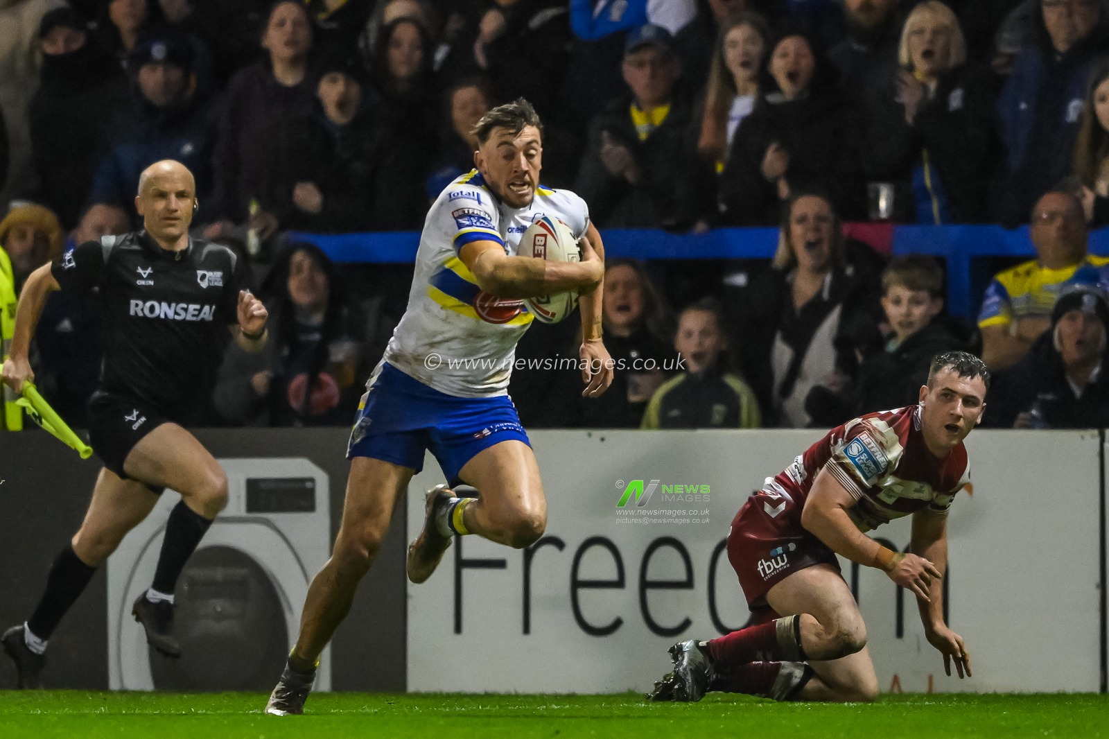 Matty Ashton #5 of Warrington Wolves makes a break during the Betfred Super League Round 9 match Warrington Wolves vs Wigan Warriors at Halliwell Jones Stadium, Warrington, United Kingdom, 14th April 2023

(Photo by Craig Thomas/News Images)