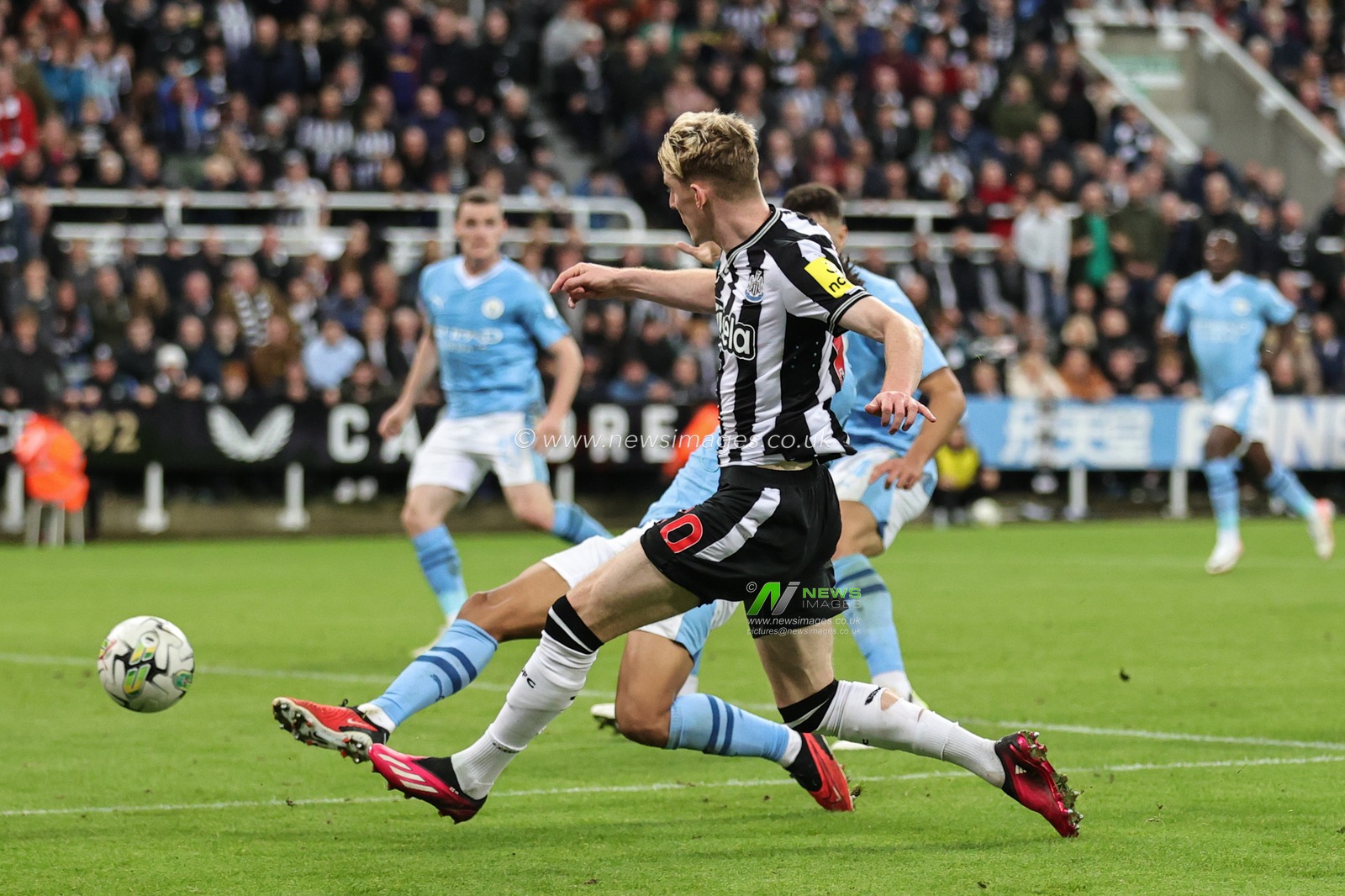 Anthony Gordon #10 of Newcastle United shoots on goal saved by Stefan Ortega #18 of Manchester City during the Carabao Cup Third Round match Newcastle United vs Manchester City at St. James's Park, Newcastle, United Kingdom, 27th September 2023

(Photo by Mark Cosgrove/News Images)