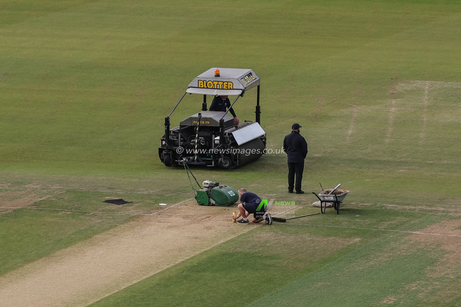 Ground staff prepare the field of play after heavy rain over night during the LV= Insurance Ashes Third Test Series Day 4 England vs Australia at Headingley Stadium, Leeds, United Kingdom, 9th July 2023

(Photo by Mark Cosgrove/News Images)