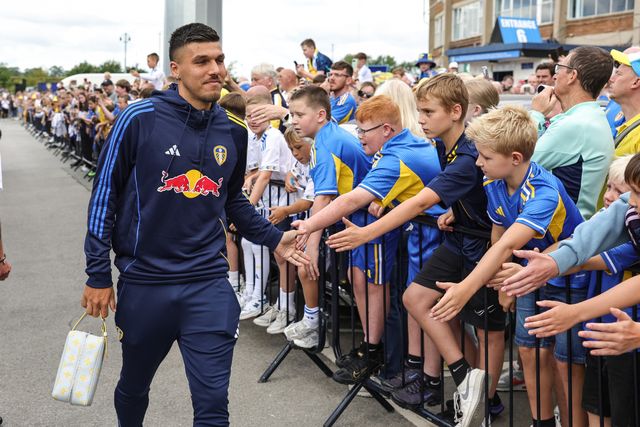 Joël Piroe of Leeds United is greeted by the Leeds fans during the Pre-season friendly match Leeds United vs Villarreal at Elland Road, Leeds, United Kingdom, 2nd August 2025

(Photo by Mark Cosgrove/News Images)