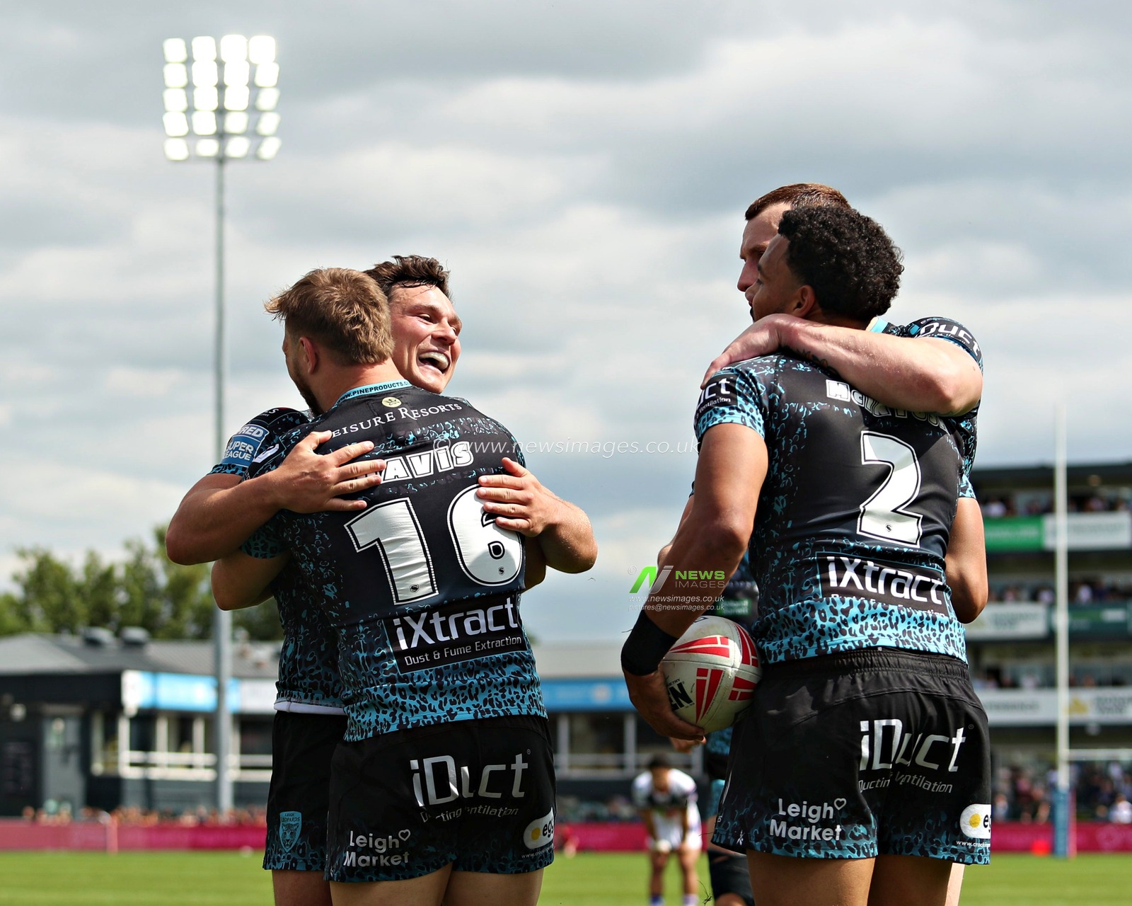 Darnell McIntosh of Leigh Leopards celebrates his try during the Betfred Super League Round 14 match Wakefield Trinity vs Leigh Leopards at DIY Kitchens Stadium, Wakefield, United Kingdom, 15th June 2025

(Photo by Sam Eaden/News Images)