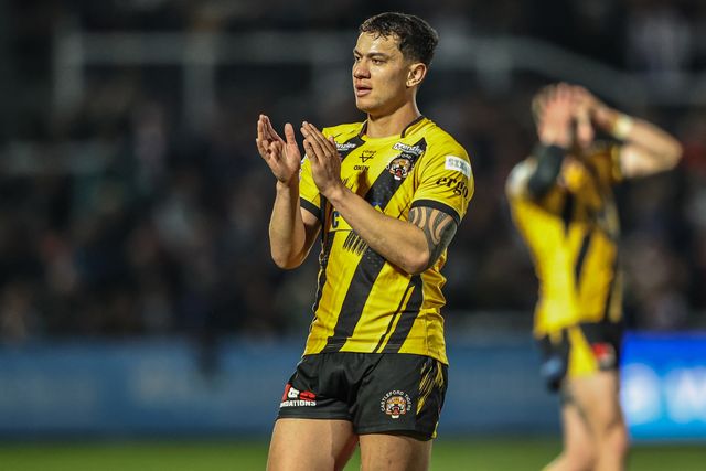 Daejarn Asi of Castleford Tigers applauds the fans during the Betfred Super League Round 8 match Wakefield Trinity vs Castleford Tigers at DIY Kitchens Stadium, Wakefield, United Kingdom, 17th April 2025

(Photo by Alfie Cosgrove/News Images)