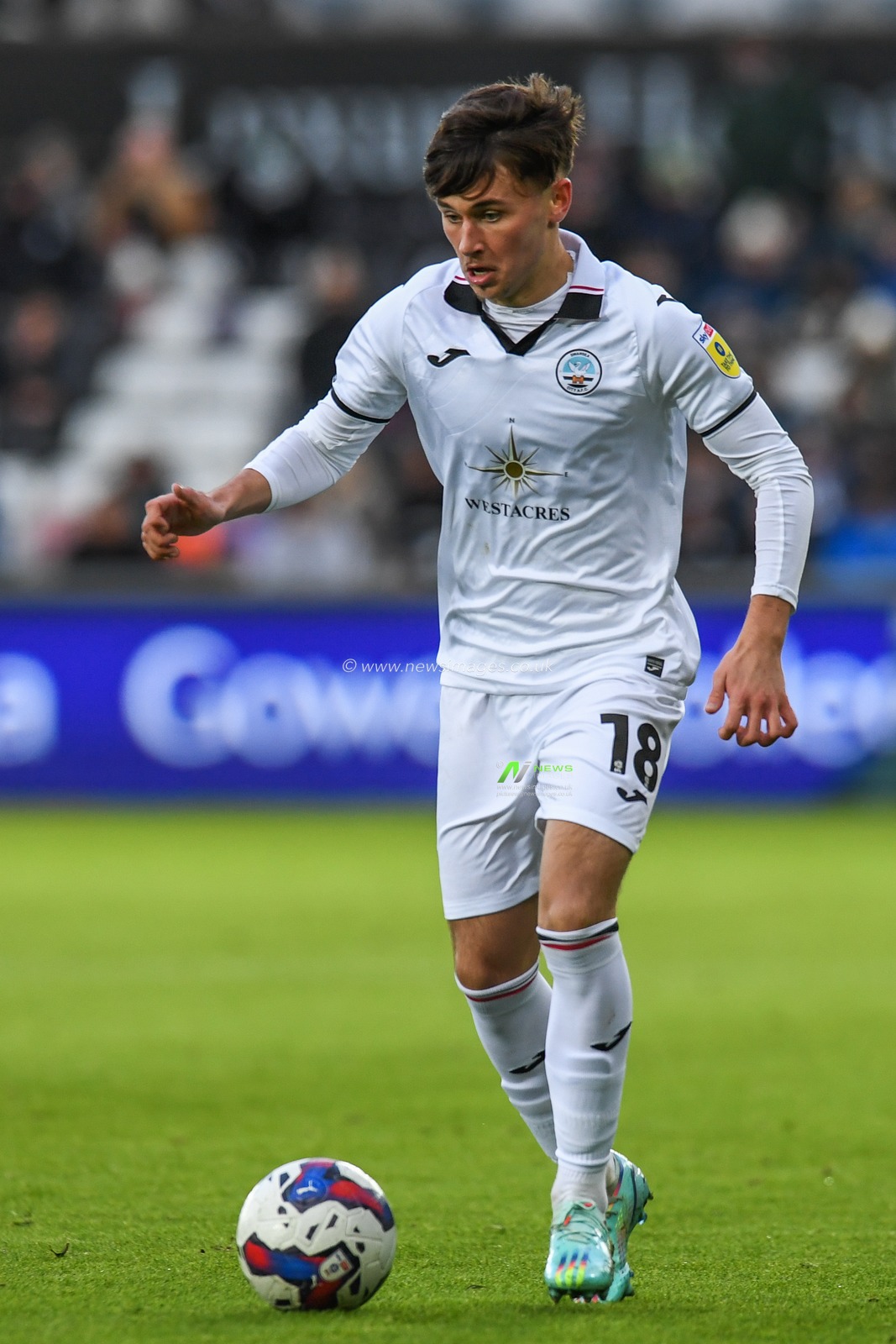 Luke Cundle #18 of Swansea City during the Sky Bet Championship match Swansea City vs Norwich City at Swansea.com Stadium, Swansea, United Kingdom, 10th December 2022

(Photo by Mike Jones/News Images)