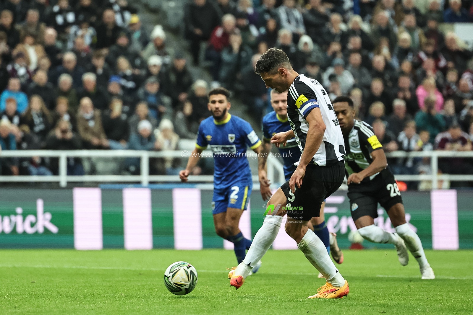 Fabian SchÃ¤r of Newcastle United scores a penalty to make it 1-0 during the Carabao Cup 3rd Round Newcastle United vs AFC Wimbledon at St. James's Park, Newcastle, United Kingdom, 1st October 2024

(Photo by Mark Cosgrove/News Images)