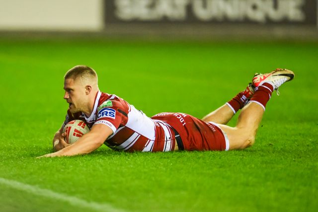 Ryan Hampshire of Wigan Warriors scores a try during the Betfred Super League Round 8 match Wigan Warriors vs Castleford Tigers at DW Stadium, Wigan, United Kingdom, 19th April 2024

(Photo by Craig Thomas/News Images)