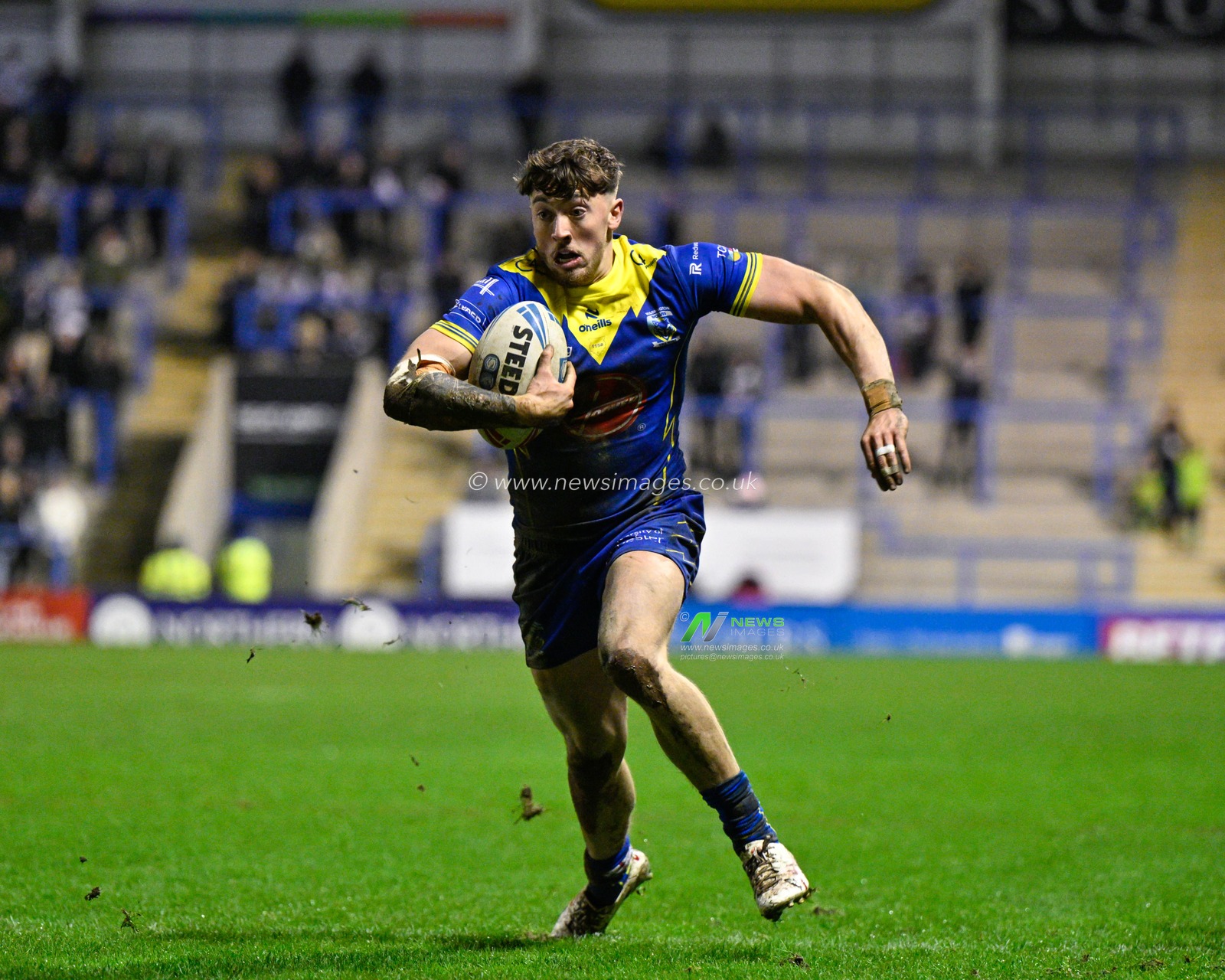 Matty Ashton of Warrington Wolves breaks forward, during the Betfred Super League Round 2 match Warrington Wolves vs Hull FC at Halliwell Jones Stadium, Warrington, United Kingdom, 23rd February 2024

(Photo by Cody Froggatt/News Images)