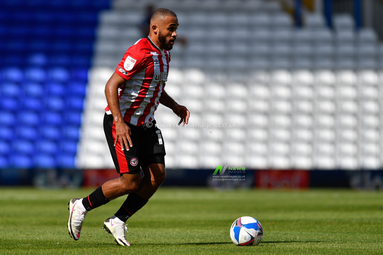 Bryan Mbeumo (19) of Brentford runs with the ball