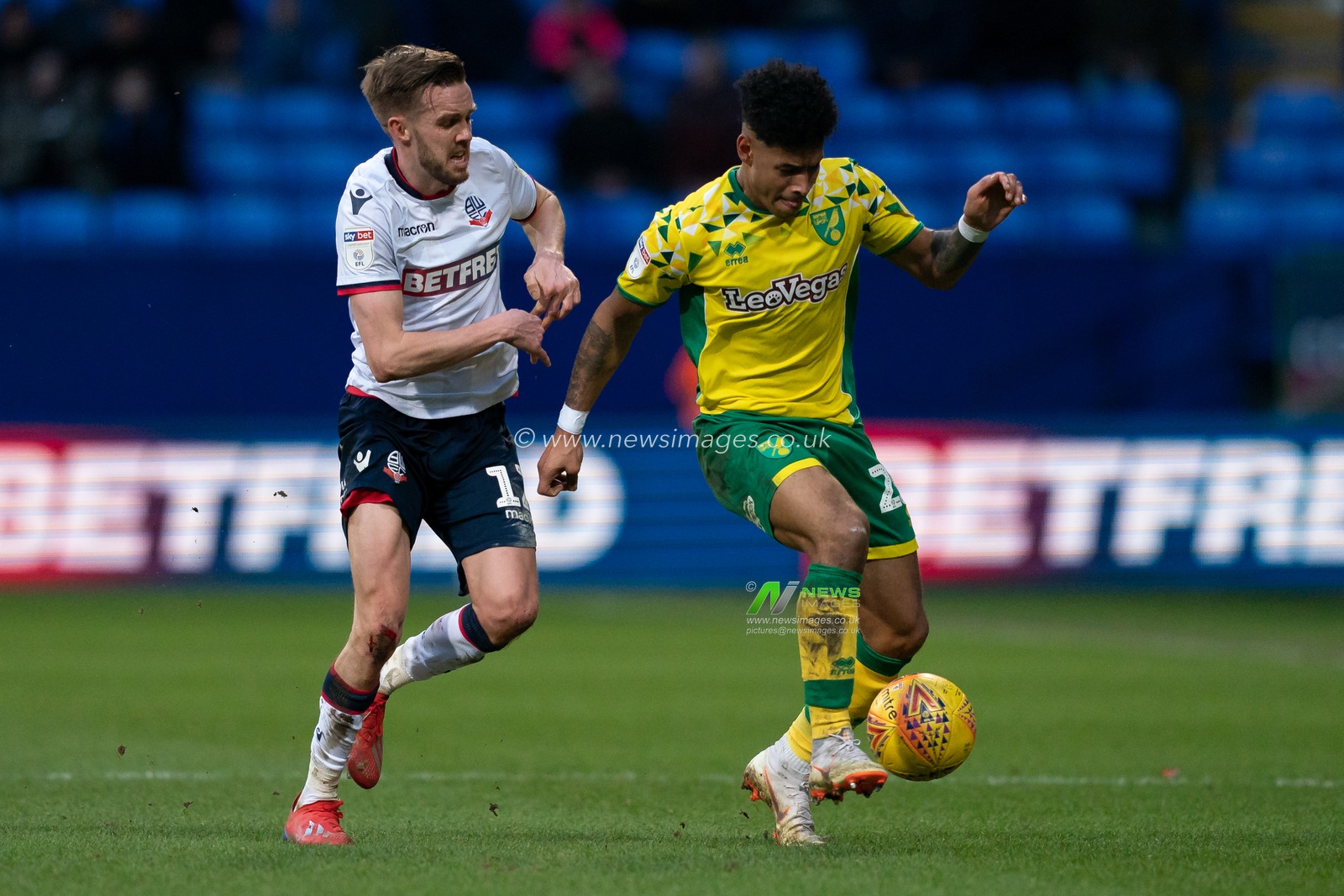 Norwich City Onel HernÃ¡ndez battles with  Bolton Wanderers Craig Noone


16th February 2019, University of Bolton Stadium, Bolton, England; Sky Bet Championship, Bolton Wonderers vs Norwich City ; 


Credit: Terry Donnelly /News Images

English Football League images are subject to DataCo Licence