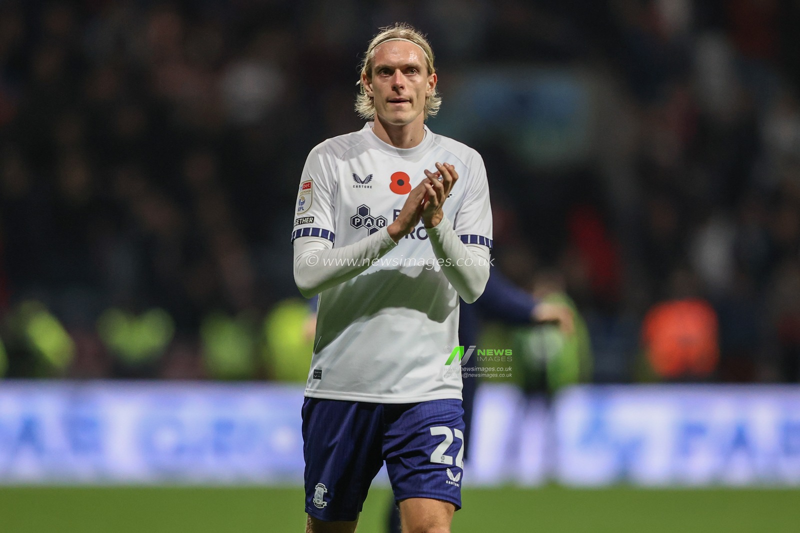 StefÃ¡n Teitur ÃžÃ³rÃ°arson of Preston North End applauds the fans after the game during the Sky Bet Championship match Preston North End vs Sunderland at Deepdale, Preston, United Kingdom, 6th November 2024

(Photo by Alfie Cosgrove/News Images)