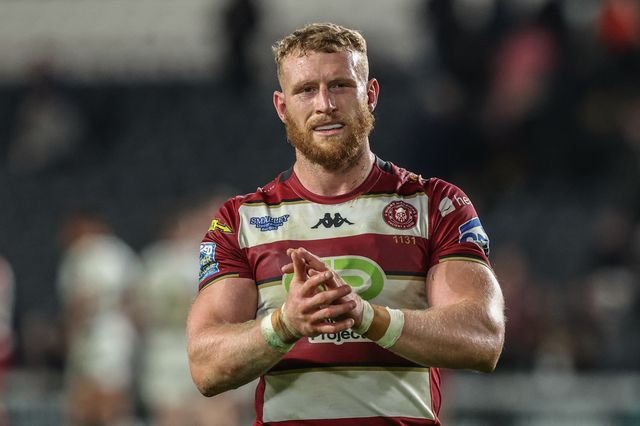 Luke Thompson of Wigan Warriors applauds the fans after the game during the Betfred Super League Round 2 match Hull FC vs Wigan Warriors at MKM Stadium, Hull, United Kingdom, 21st February 2025

(Photo by Alfie Cosgrove/News Images)