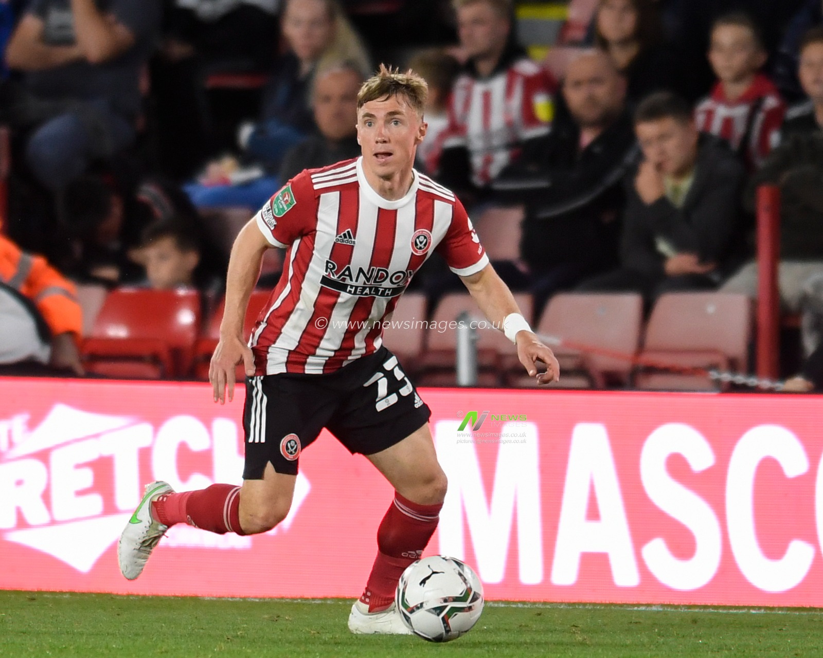 Ben Osborn #23 of Sheffield United runs down the wing with the ball