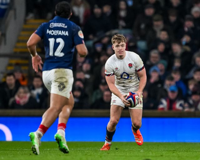 Fin Smith of England makes a break during the 2025 Guinness 6 Nations match England vs France at Allianz Stadium,, Twickenham, United Kingdom, 8th February 2025

(Photo by Craig Thomas/News Images)