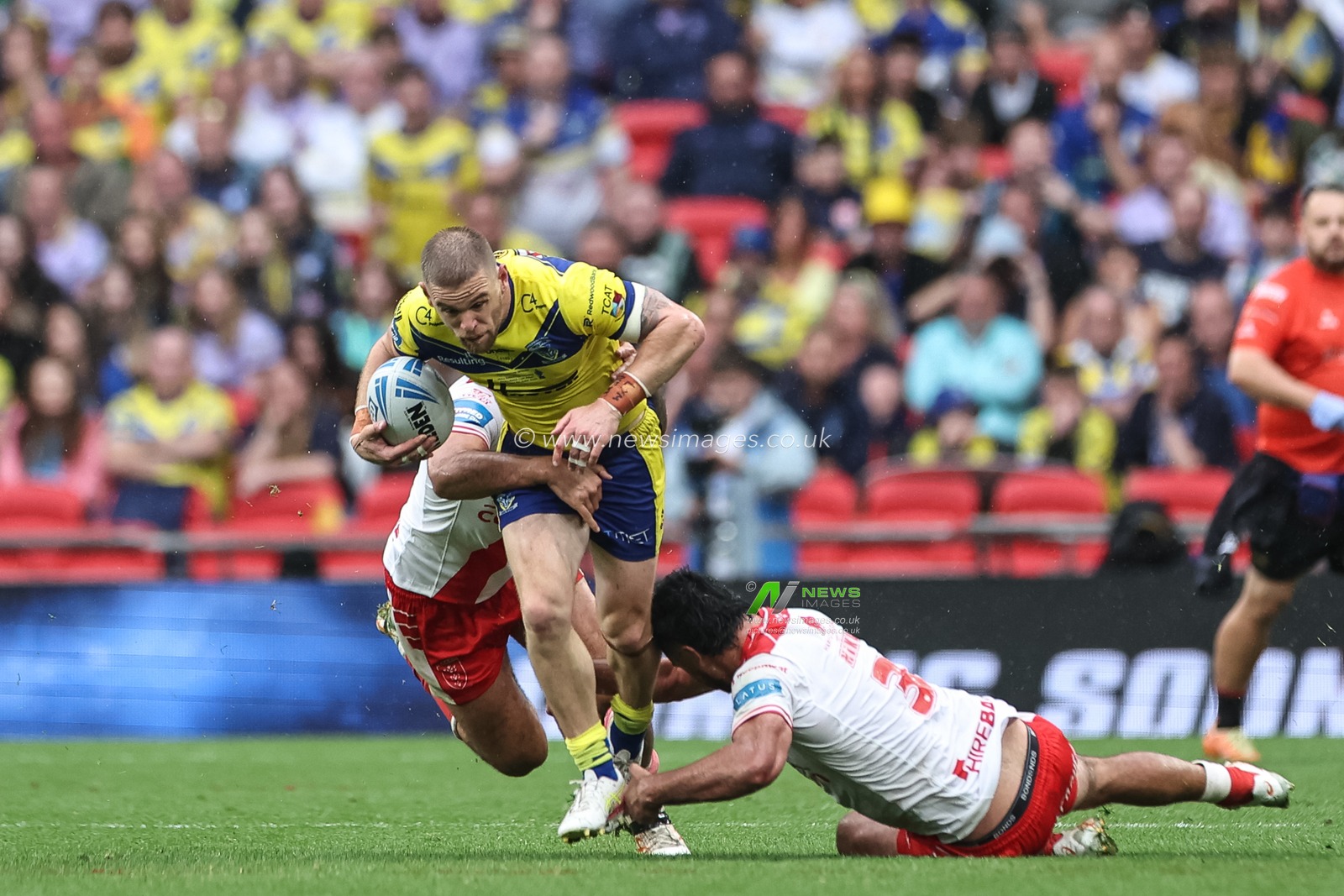 Matt Dufty of Warrington Wolves in action during the Betfred Challenge Cup Final Warrington Wolves vs Hull KR at Wembley Stadium, London, United Kingdom, 7th June 2025

(Photo by Mark Cosgrove/News Images)
