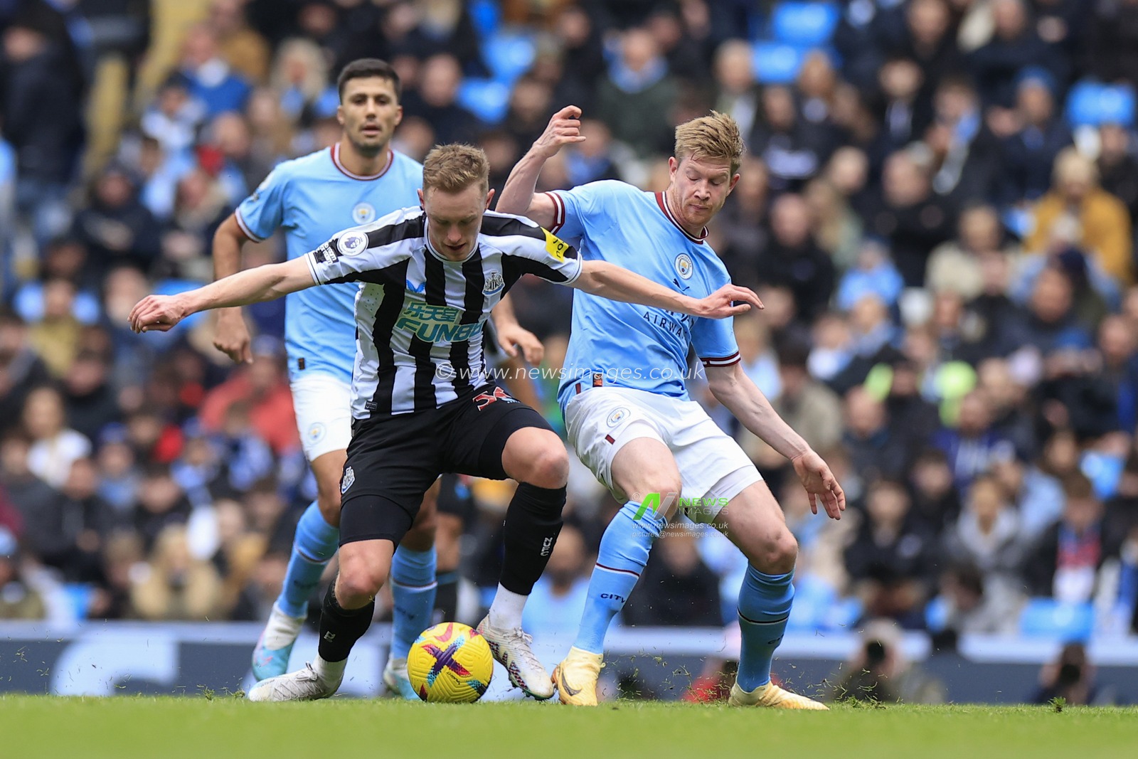Kevin De Bruyne #17 of Manchester City and Sean Longstaff #36 of Newcastle United challenge for the ball during the Premier League match Manchester City vs Newcastle United at Etihad Stadium, Manchester, United Kingdom, 4th March 2023

(Photo by Conor Molloy/News Images)