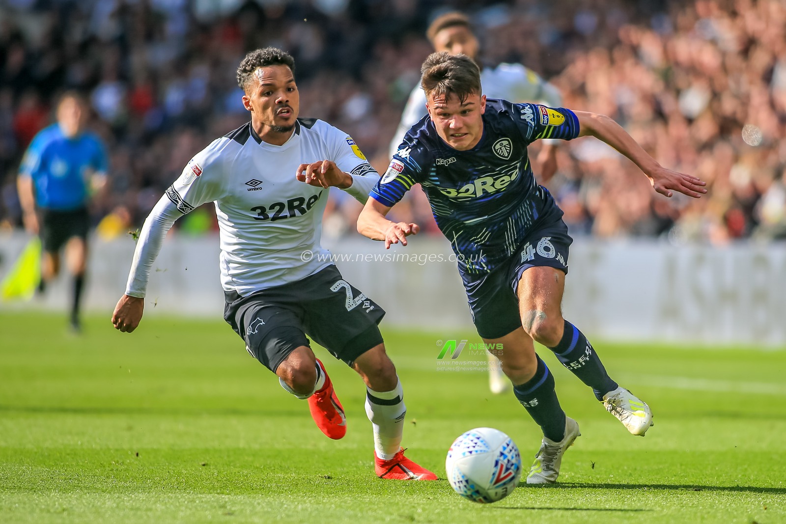 11th May 2019, Pride Park, Derby, England; Sky Bet Championship Play-offs Semi-Final 1st leg, Derby County vs Leeds United ; 

Jamie Shackleton (46) of Leeds Utd gets past Duane Holmes (23) of Derby County 

Credit: Craig Milner/News Images 

English Football League images are subject to DataCo Licence