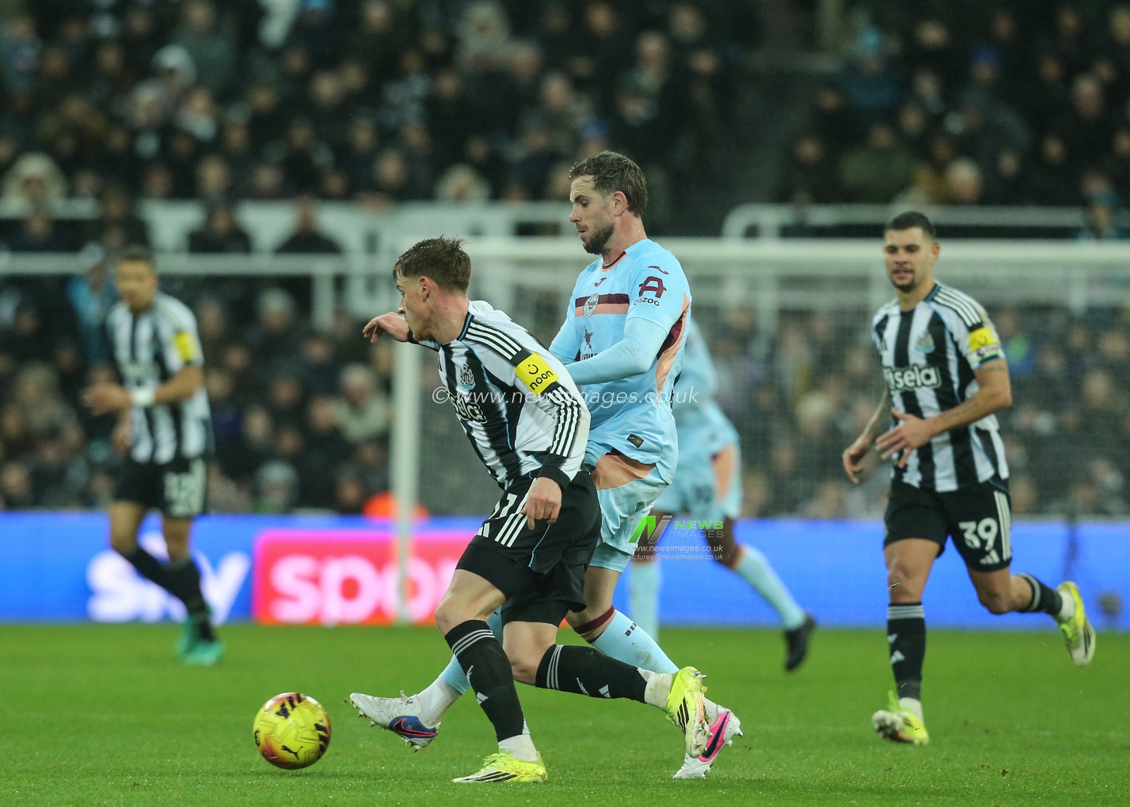 Harvey Barnes of Newcastle United is tackled by Jordan Henderson of Brentford during the Premier League match Newcastle Untied vs Brentford at St. James's Park, Newcastle, United Kingdom on 07 February 2026

(Photo by Richard Bierton/News Images)