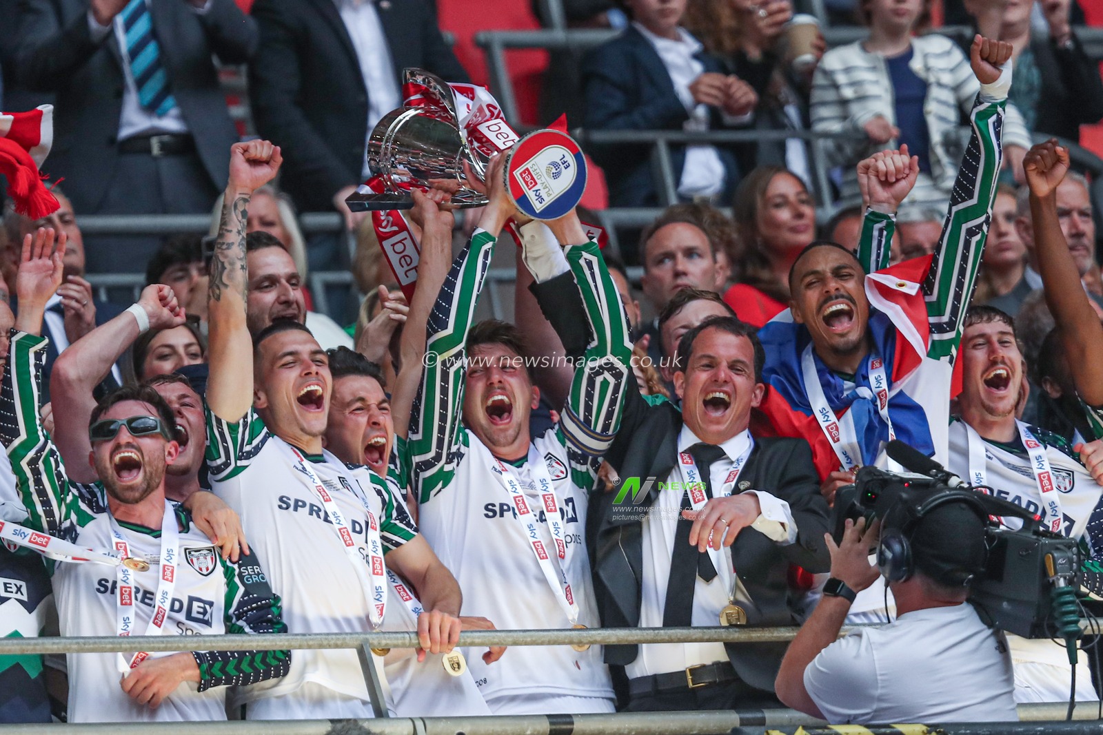 Sunderland lift the Championship Play-Off trophy and celebrate getting promoted back to the Premier League after the Sky Bet Championship Playoff Final match Sheffield United vs Sunderland at Wembley Stadium, London, United Kingdom, 24th May 2025

(Photo by Izzy Poles/News Images)
