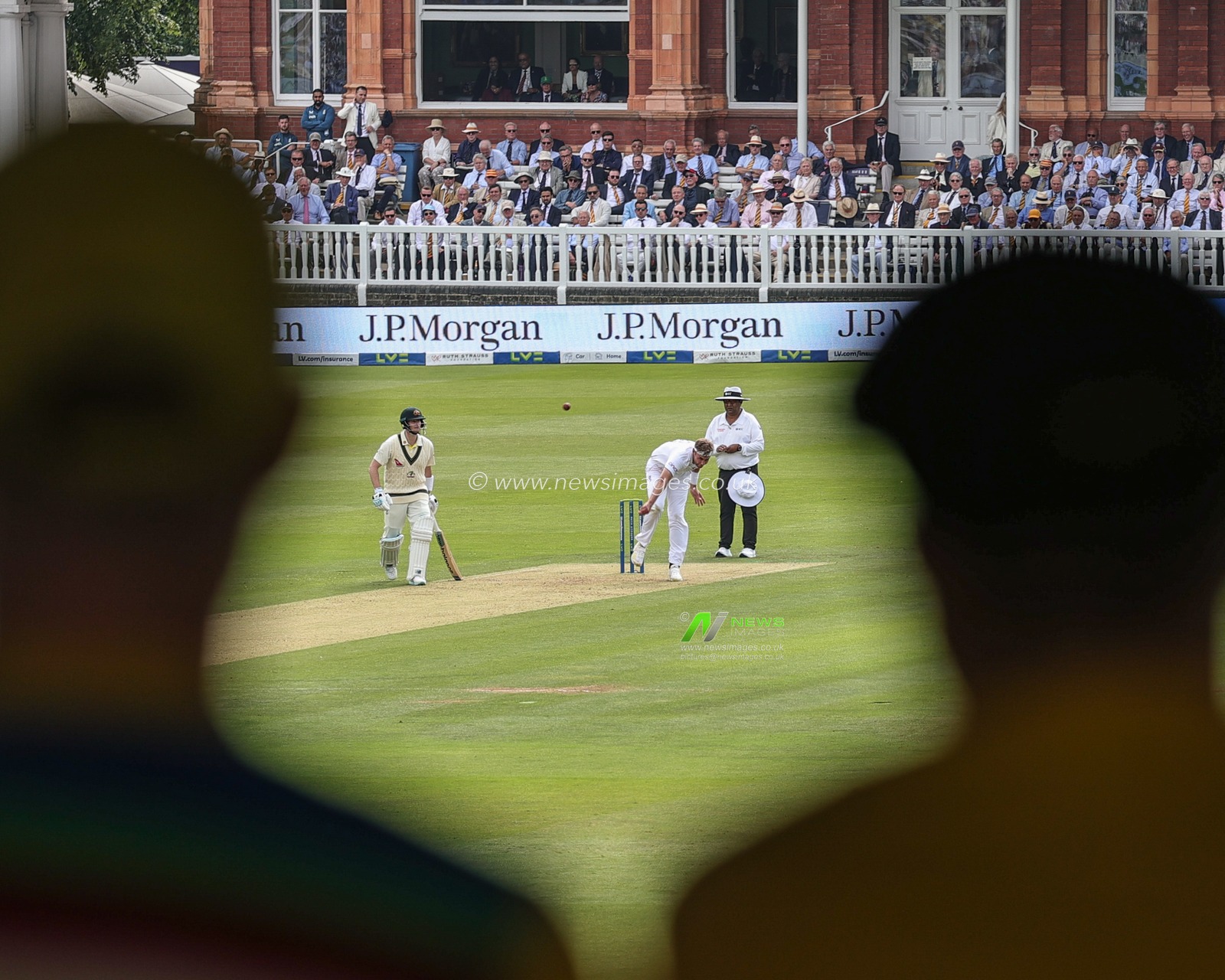 Stuart Broad of England delivers the ball during the LV= Insurance Ashes Second Test Series Day 1 England v Australia at Lords, London, United Kingdom, 28th June 2023

(Photo by Mark Cosgrove/News Images)