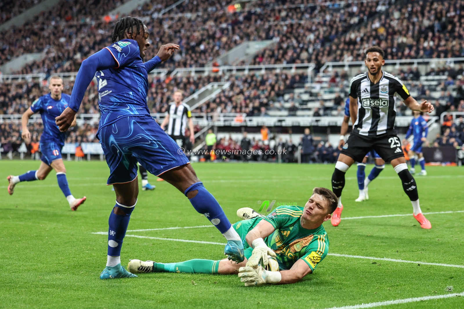 Nick Pope of Newcastle United slides in to win the ball from Axel Disasi of Chelsea during the Carabao Cup Last 16 match Newcastle United vs Chelsea at St. James's Park, Newcastle, United Kingdom, 30th October 2024

(Photo by Mark Cosgrove/News Images)