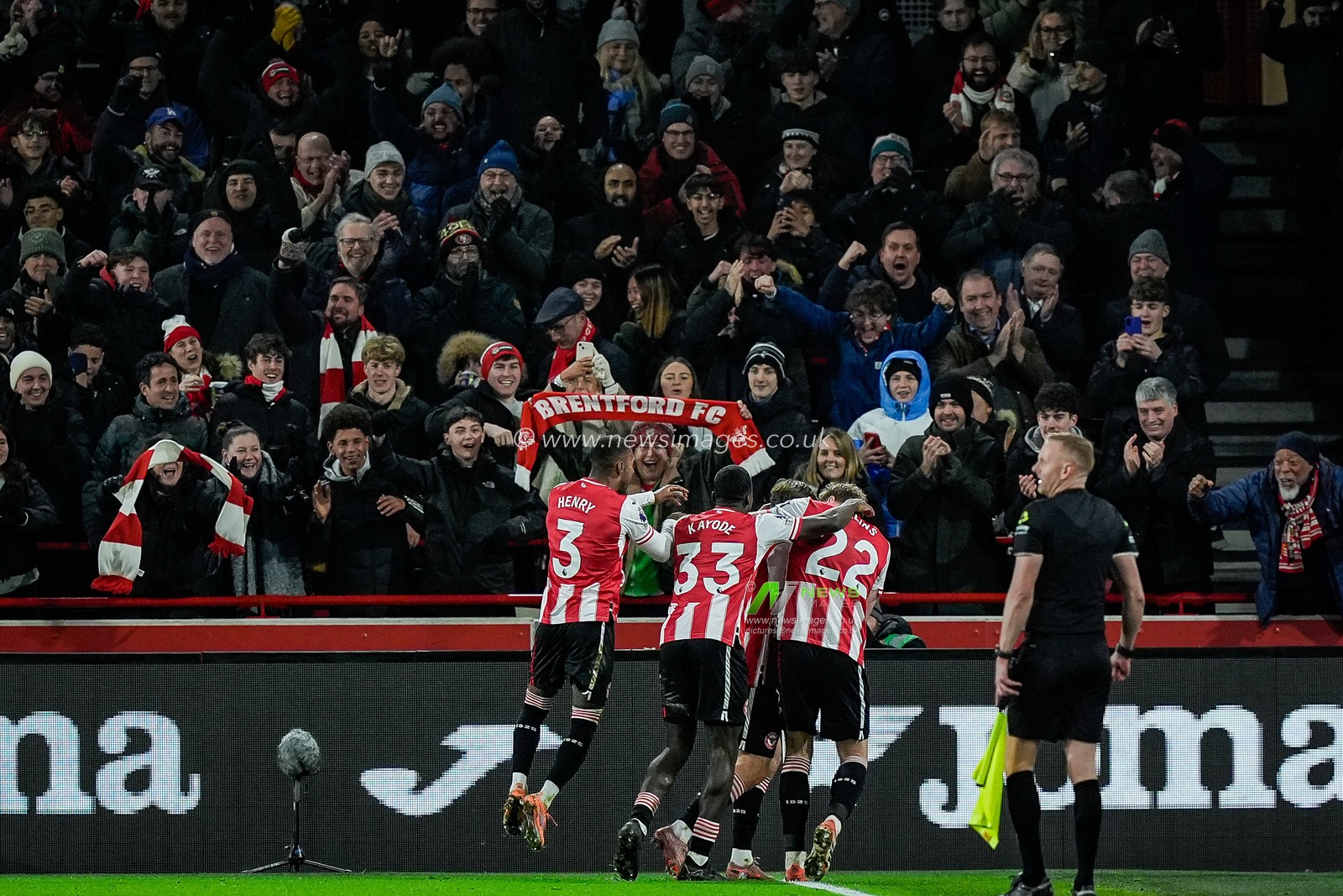 Yehor Yarmolyuk of Brentford celebrates his goal to make it 3-0 during the Premier League match Brentford vs Sunderland at The Gtech Community Stadium, London, United Kingdom, 7th January 2026

(Photo by Maynard Manyowa/News Images)

*** GER AUT SUI OUT ***
