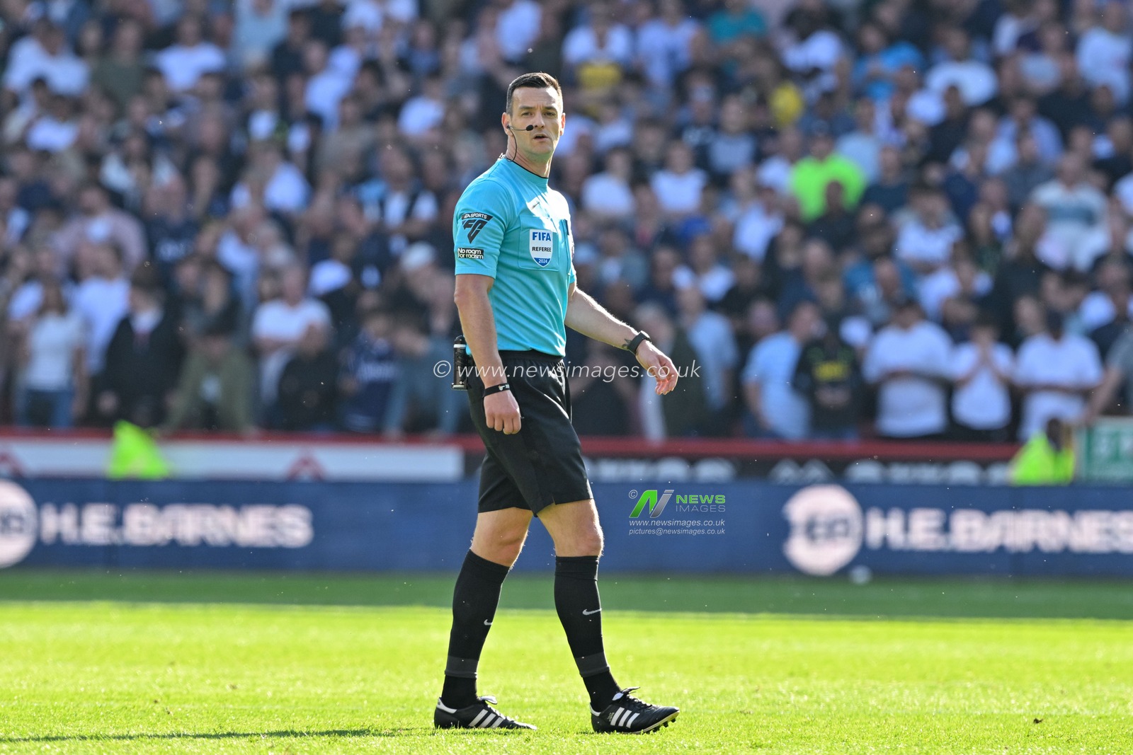 Referee Andy Madley, during the Premier League match Sheffield United vs Tottenham Hotspur at Bramall Lane, Sheffield, United Kingdom, 19th May 2024

(Photo by Cody Froggatt/News Images)