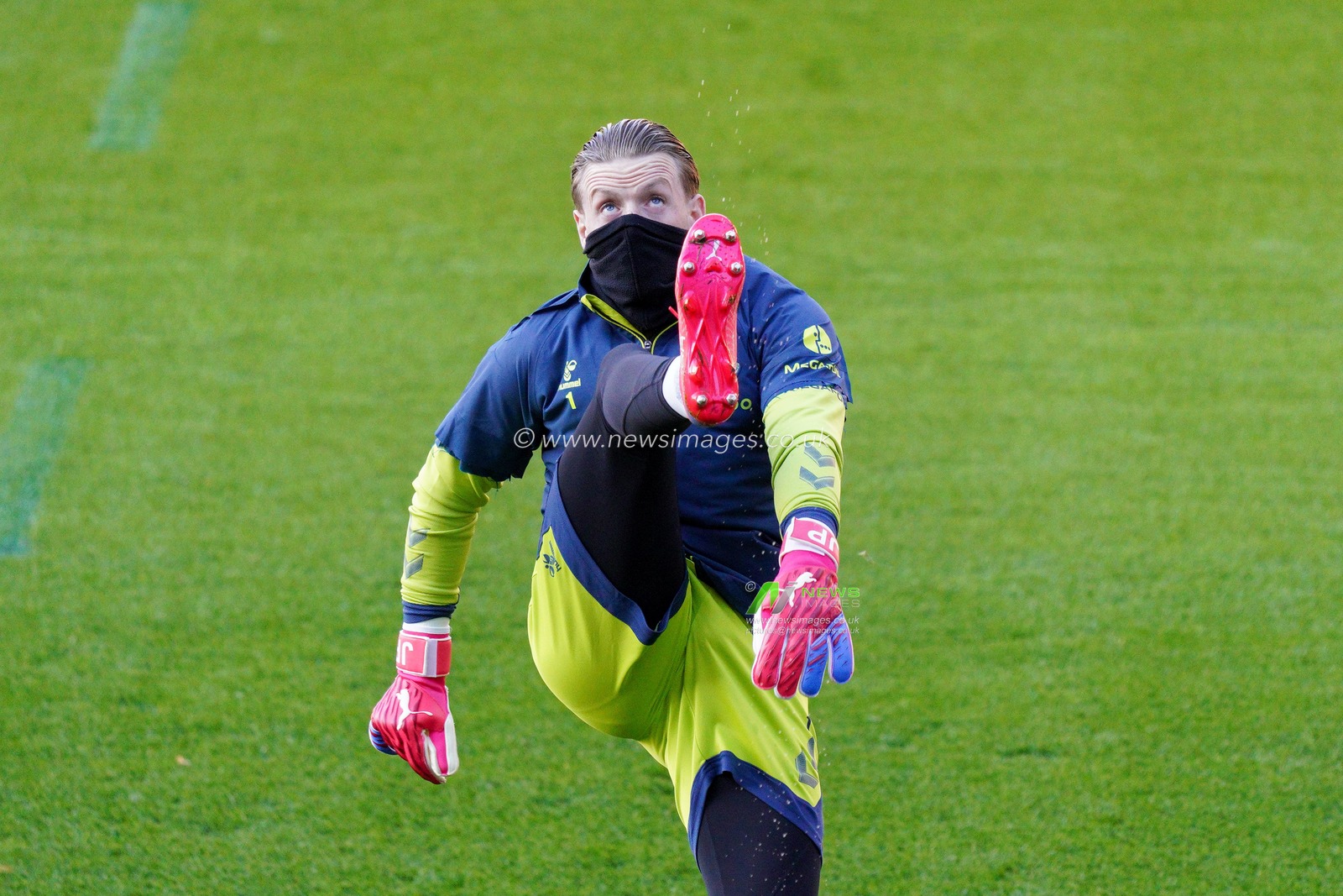 Jordan Pickford #1 of Everton warming up