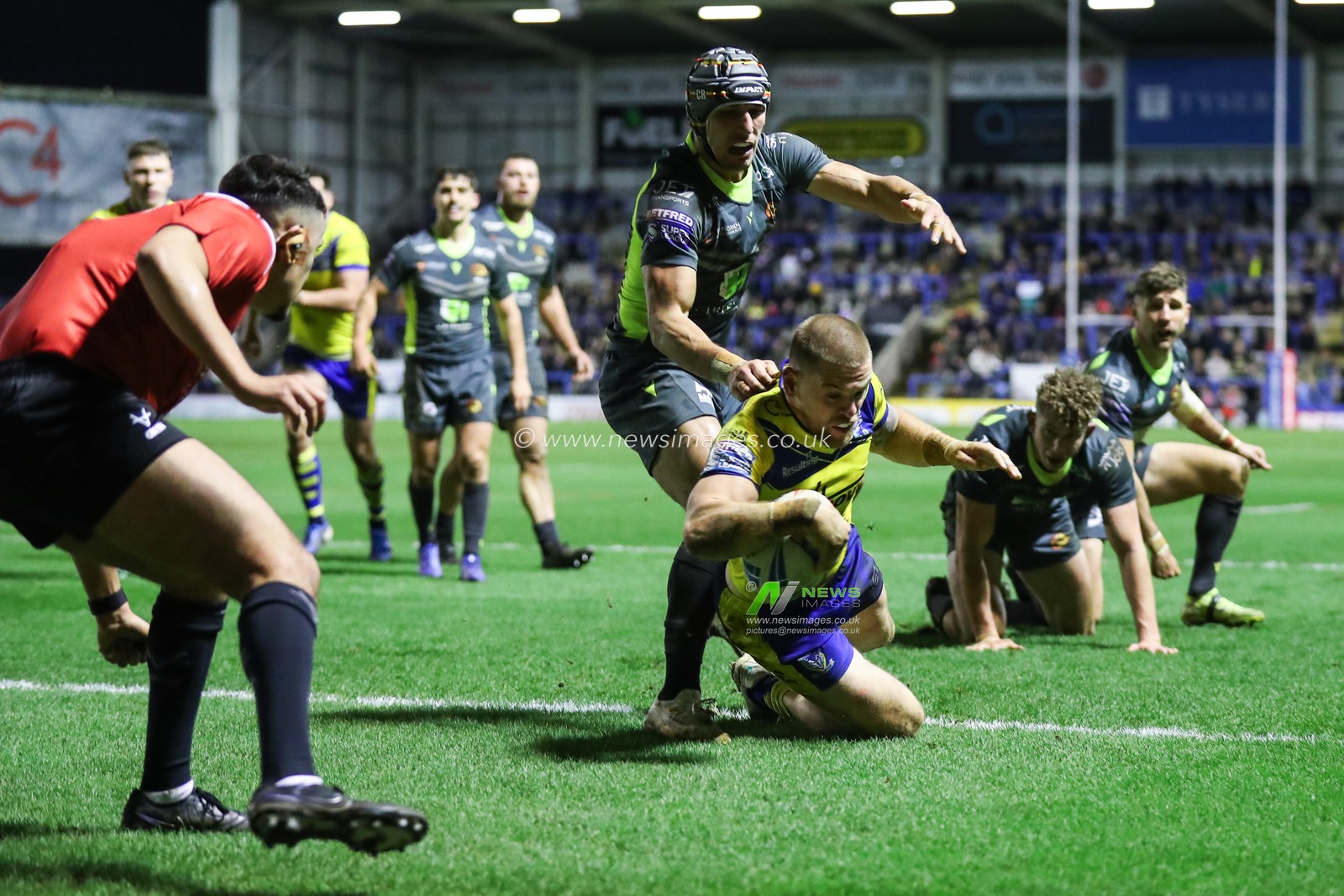 Matt Dufty of Warrington Wolves goes over for a try and makes the score 16-6 during the Betfred Super League Round 2 match Warrington Wolves vs Catalans Dragons at Luke Littler Stadium, Warrington, United Kingdom, 21st February 2025

(Photo by Gareth Evans/News Images)