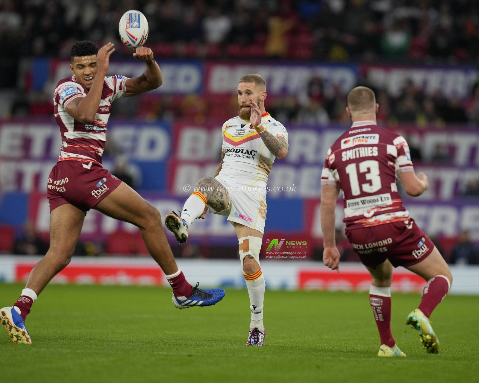 Sam Tomkins #29 of Catalans Dragons puts up a kick under pressure from Kai Pearce-Paul #17 of Wigan Warriors during the Betfred Super League Grand Final match Wigan Warriors vs Catalans Dragons at Old Trafford, Manchester, United Kingdom, 14th October 2023

(Photo by Steve Flynn/News Images)