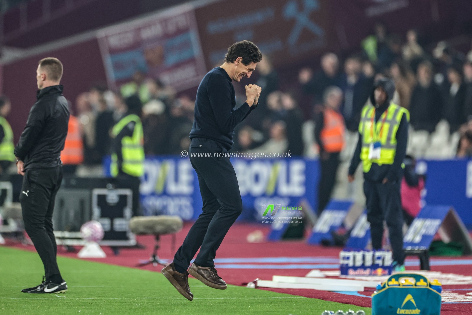 Keith Andrews manager of Brentford celebrates a goal from Mathias Jensen of Brentford to make it 0-2 during the Premier League match West Ham United vs Brentford at London Stadium, London, United Kingdom, 20th October 2025

(Photo by Mark Cosgrove/News Images)