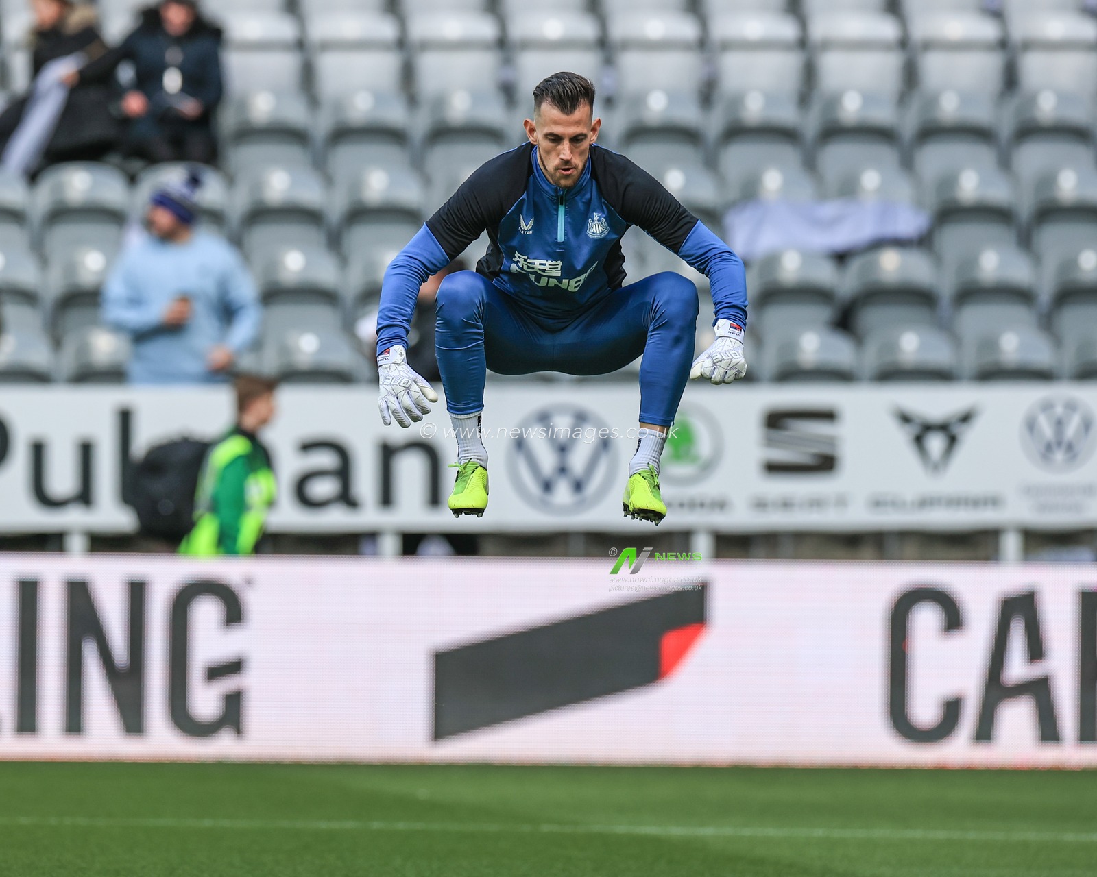 Martin Dubravka #1 of Newcastle United during the pre-game warmup
