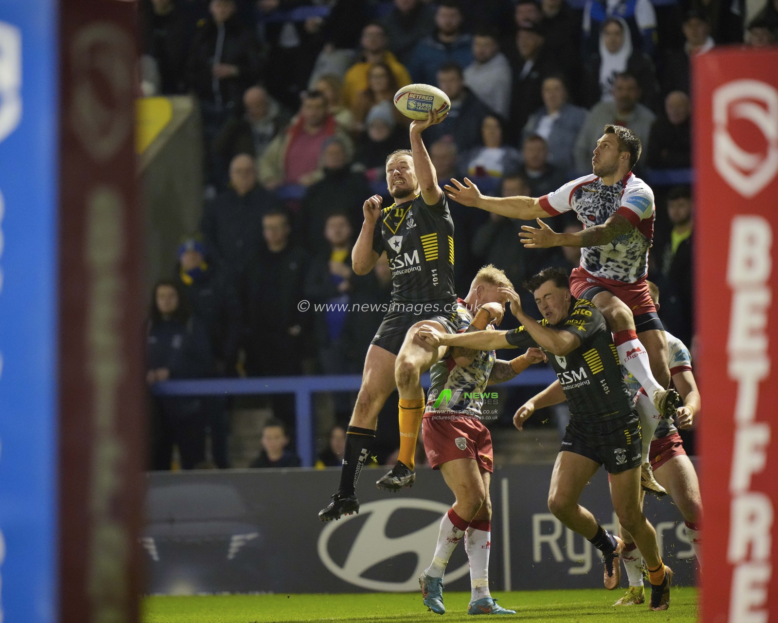 Ben Currie #11 of Warrington Wolves wins a high ball during the Rugby League Ben Currie Testimonial match Warrington Wolves vs Leigh Leopards at Halliwell Jones Stadium, Warrington, United Kingdom, 4th February 2023

(Photo by Steve Flynn/News Images)