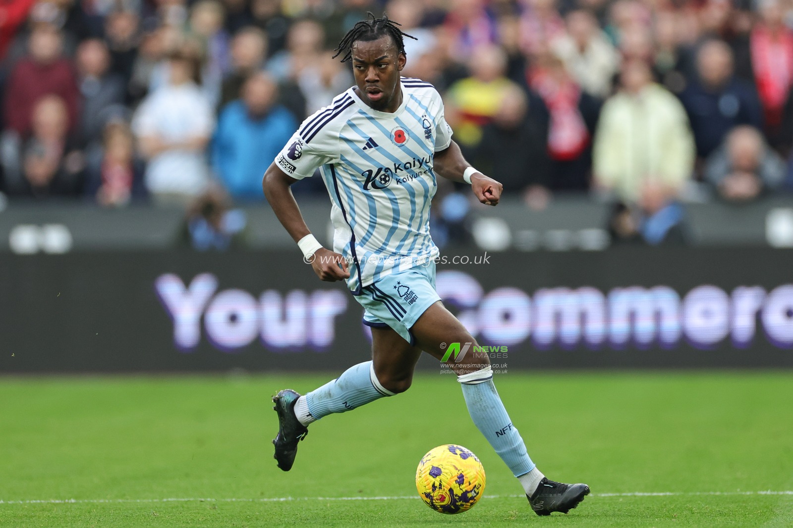 Anthony Elanga #21 of Nottingham Forest breaks with the ball during the Premier League match West Ham United vs Nottingham Forest at London Stadium, London, United Kingdom, 12th November 2023

(Photo by Mark Cosgrove/News Images)