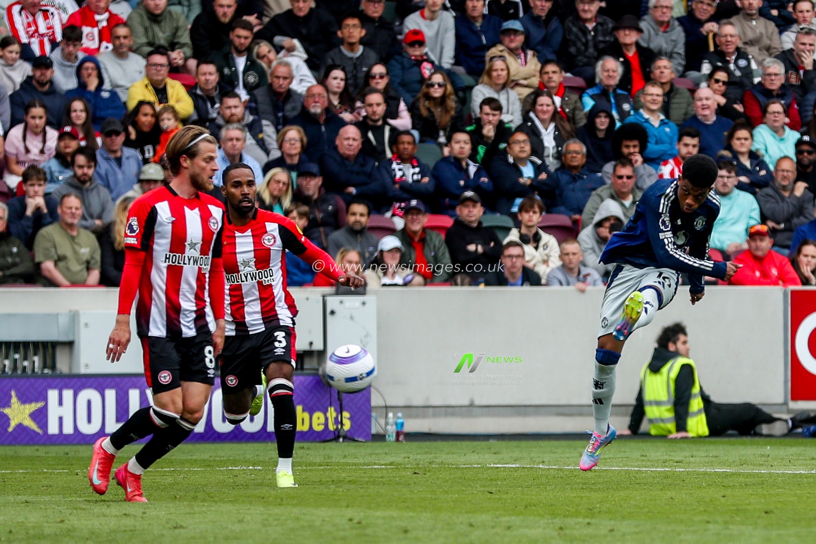 Amad Diallo of Manchester United scores to make it 4-3 during the Premier League match Brentford vs Manchester United at The Gtech Community Stadium, London, United Kingdom, 4th May 2025

(Photo by Izzy Poles/News Images)