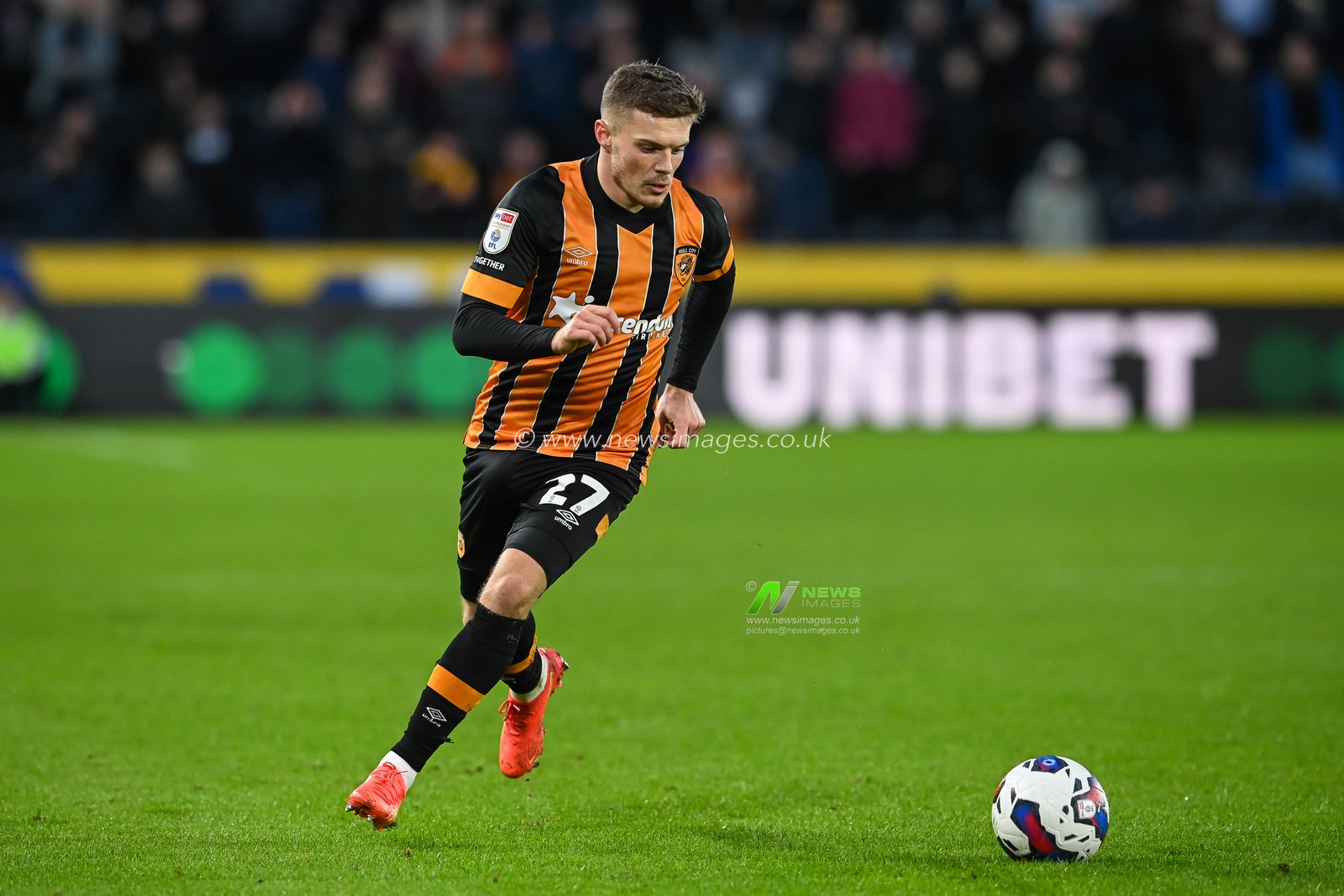 Regan Slater #27 of Hull City makes a break with the ball during the Sky Bet Championship match Hull City vs Blackpool at MKM Stadium, Hull, United Kingdom, 26th December 2022

(Photo by Craig Thomas/News Images)