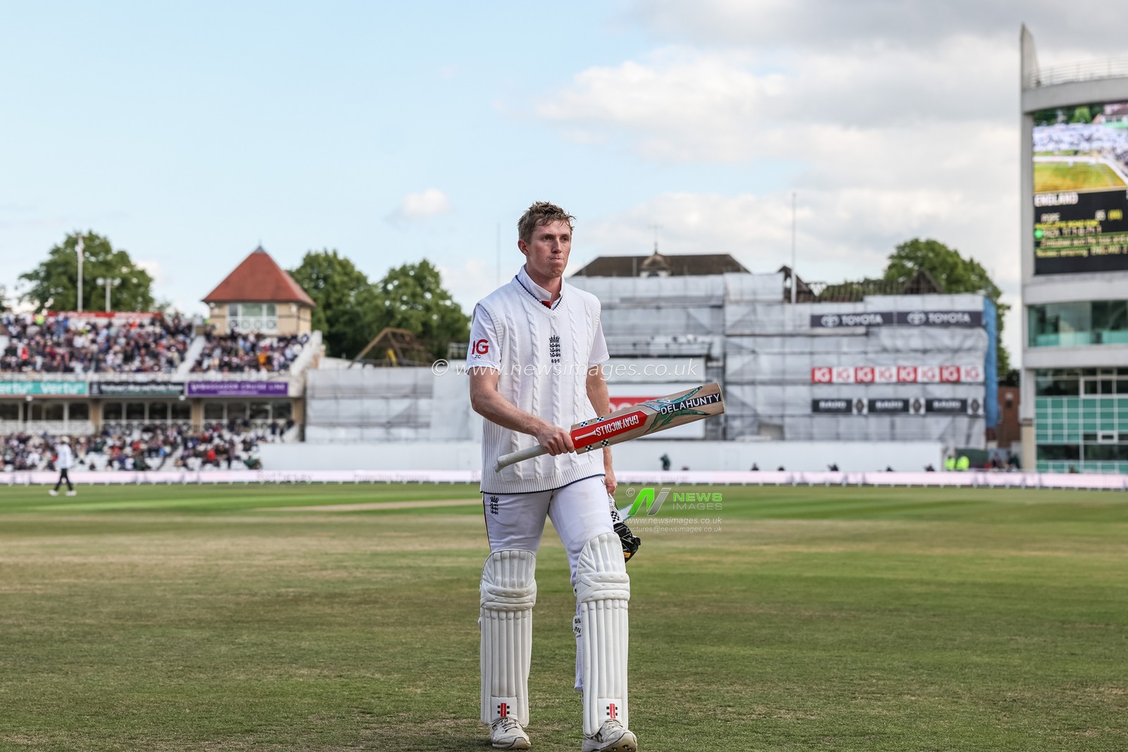 Zak Crawley of England leaves the field of play to a standing ovation after hes bowled out LBW by Sikandar Raza during the Rothesay Test Match Day 1 England vs Zimbabwe at Trent Bridge, Nottingham, United Kingdom, 22nd May 2025

(Photo by Mark Cosgrove/News Images)