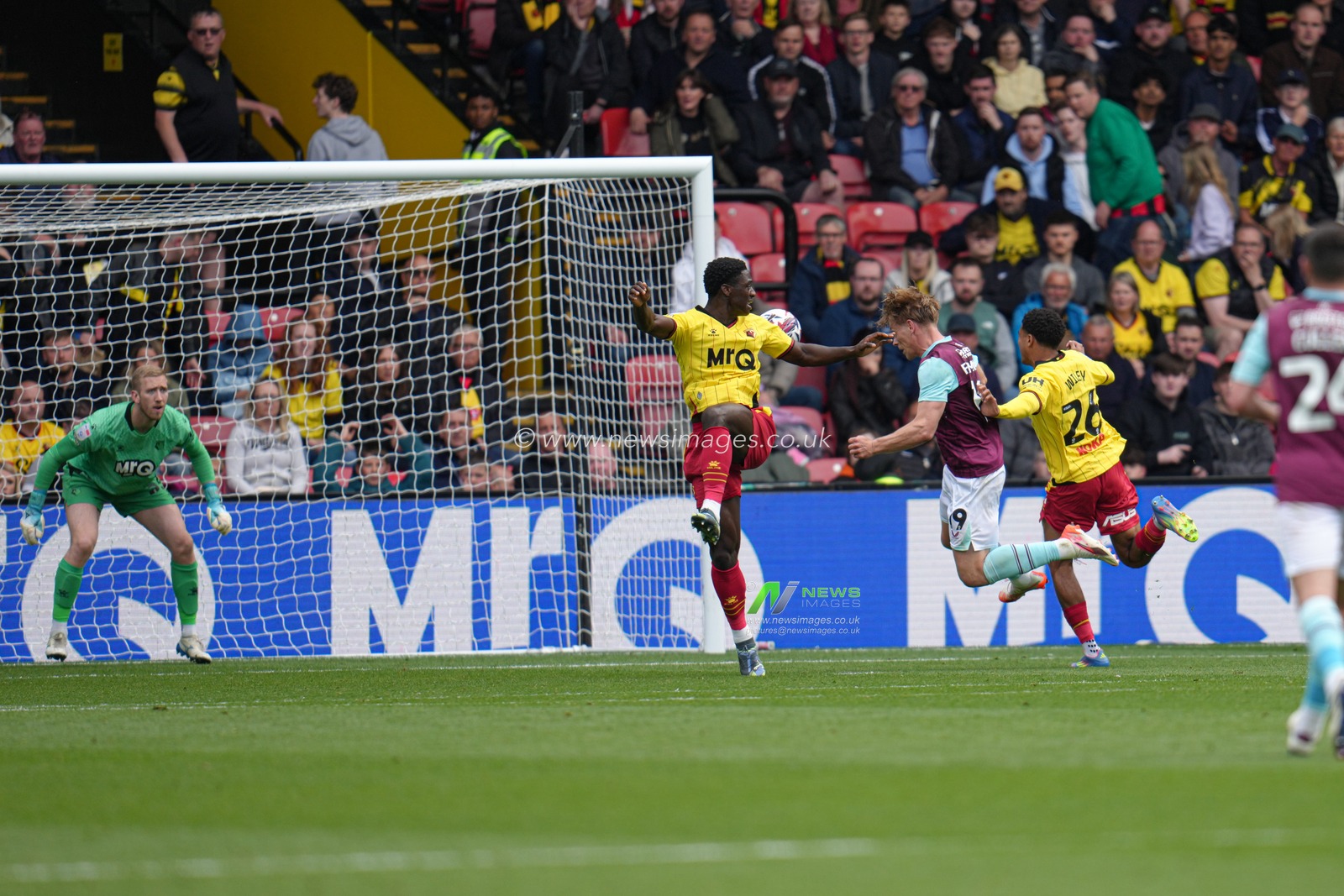 Zian Flemming of Burnley scores to make the score 1-1 during the Sky Bet Championship match Watford vs Burnley at Vicarage Road, Watford, United Kingdom, 18th April 2025

(Photo by Harvey Murphy/News Images)