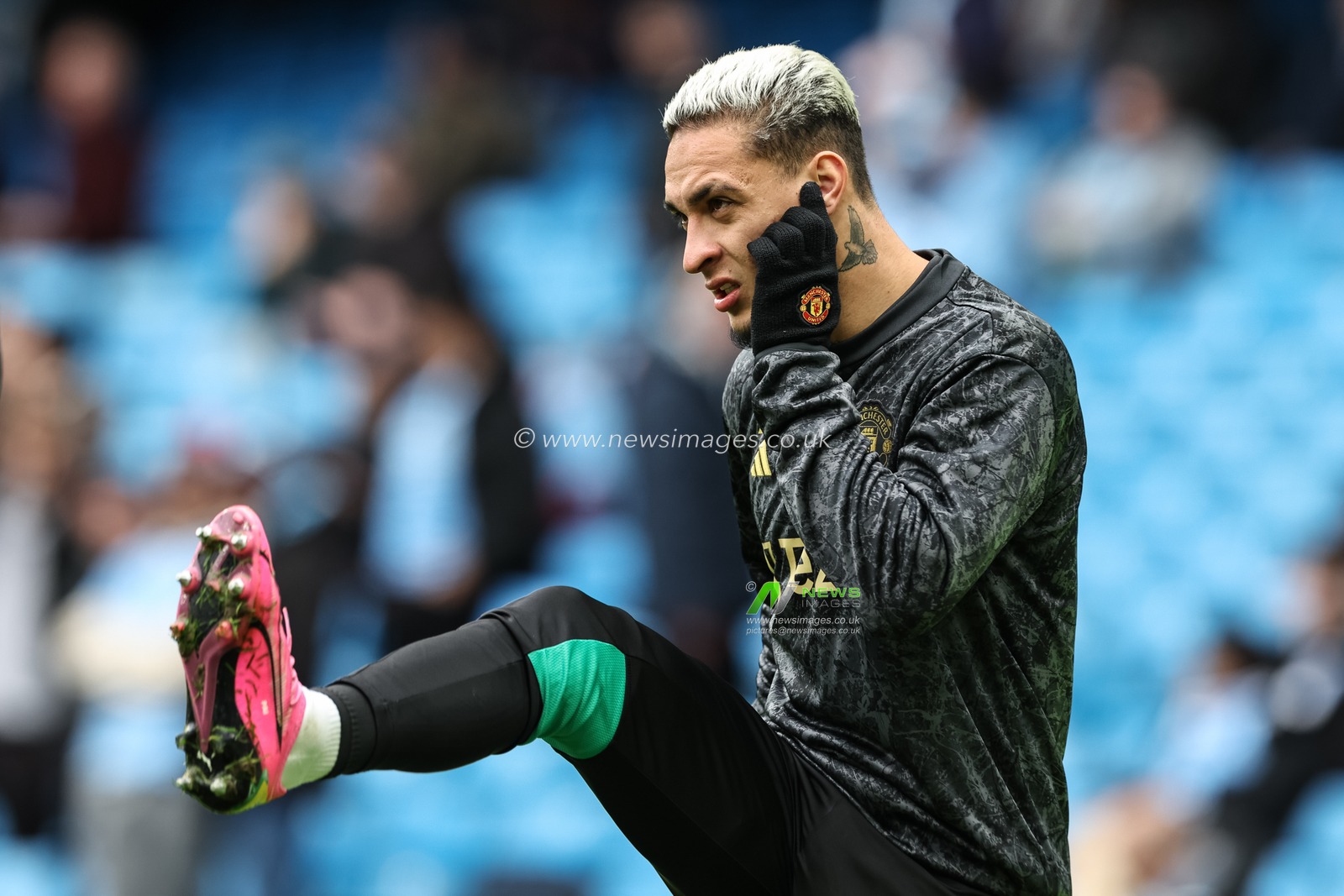 Antony of Manchester United in the pregame warmup session during the Premier League match Manchester City vs Manchester United at Etihad Stadium, Manchester, United Kingdom, 3rd March 2024

(Photo by Mark Cosgrove/News Images)