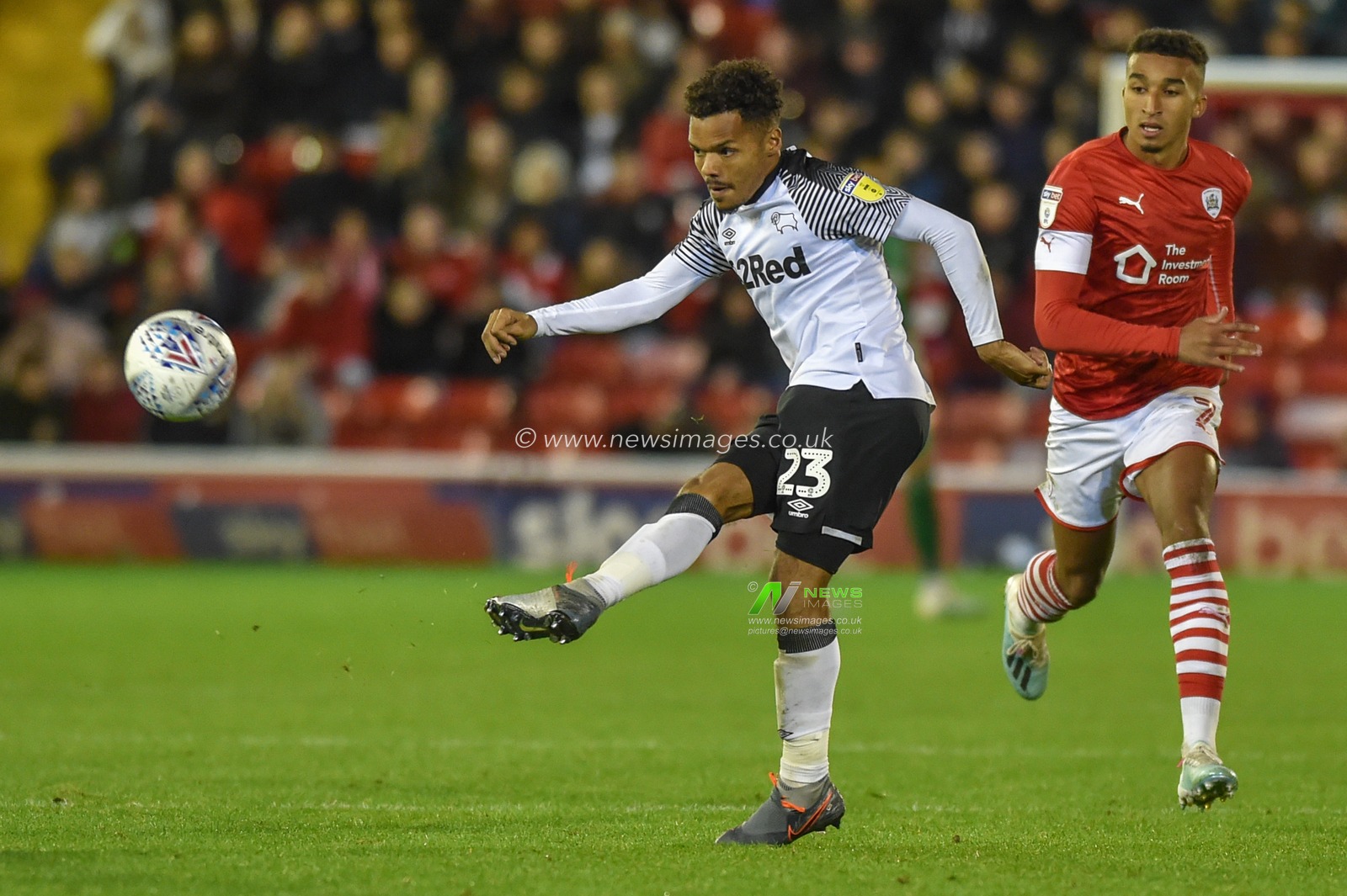 2nd October 2019, Oakwell, Barnsley, England; Sky Bet Championship, Barnsley v Derby County :Duane Holmes (23) of Derby County with the ball 

Credit: Dean Williams/News Images
