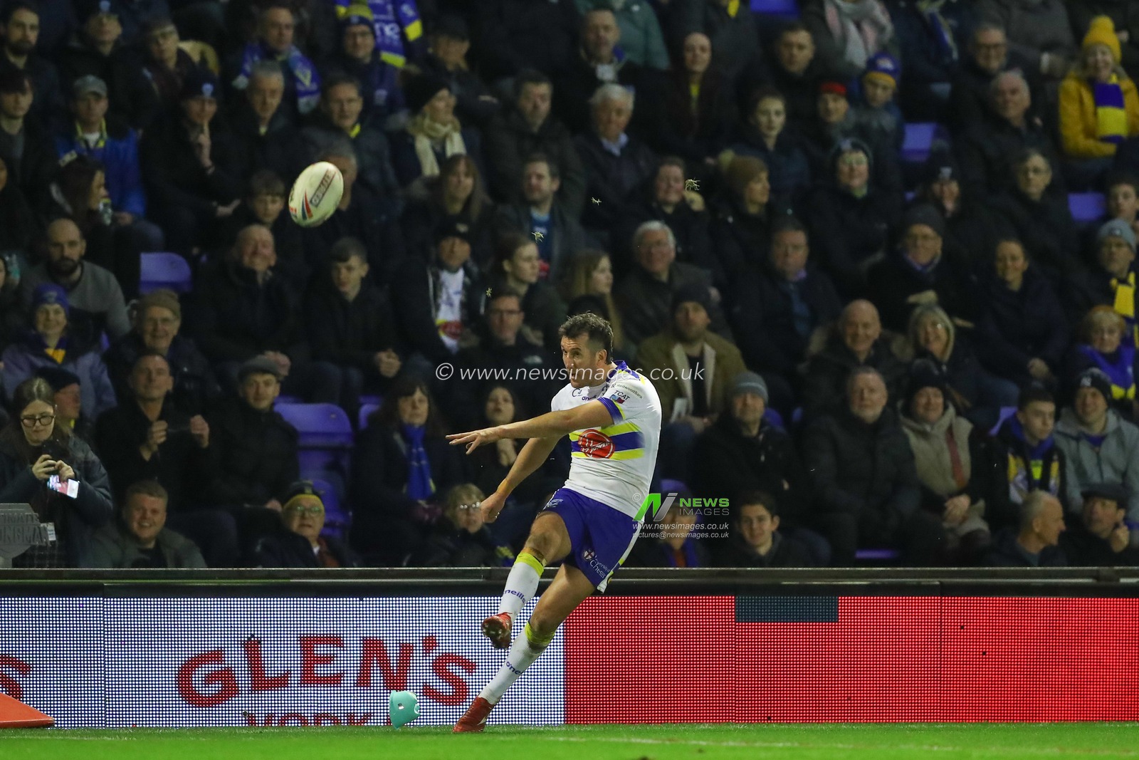 Stefan Ratchford #4 of Warrington Wolves kicks a penalty and misses during the Betfred Super League Round 1 match Warrington Wolves vs Leeds Rhinos at Halliwell Jones Stadium, Warrington, United Kingdom, 16th February 2023

(Photo by Gareth Evans/News Images)