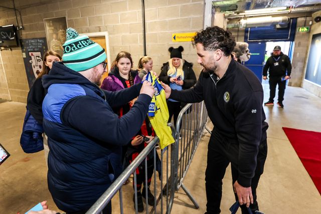 Josh Thewlis of Warrington Wolves signs a fans shirt during the Betfred Super League Round 3 match Warrington Wolves vs Wakefield Trinity at The Halliwell Jones Stadium, Warrington, United Kingdom on 28 February 2026

(Photo by Alfie Cosgrove/News Images)