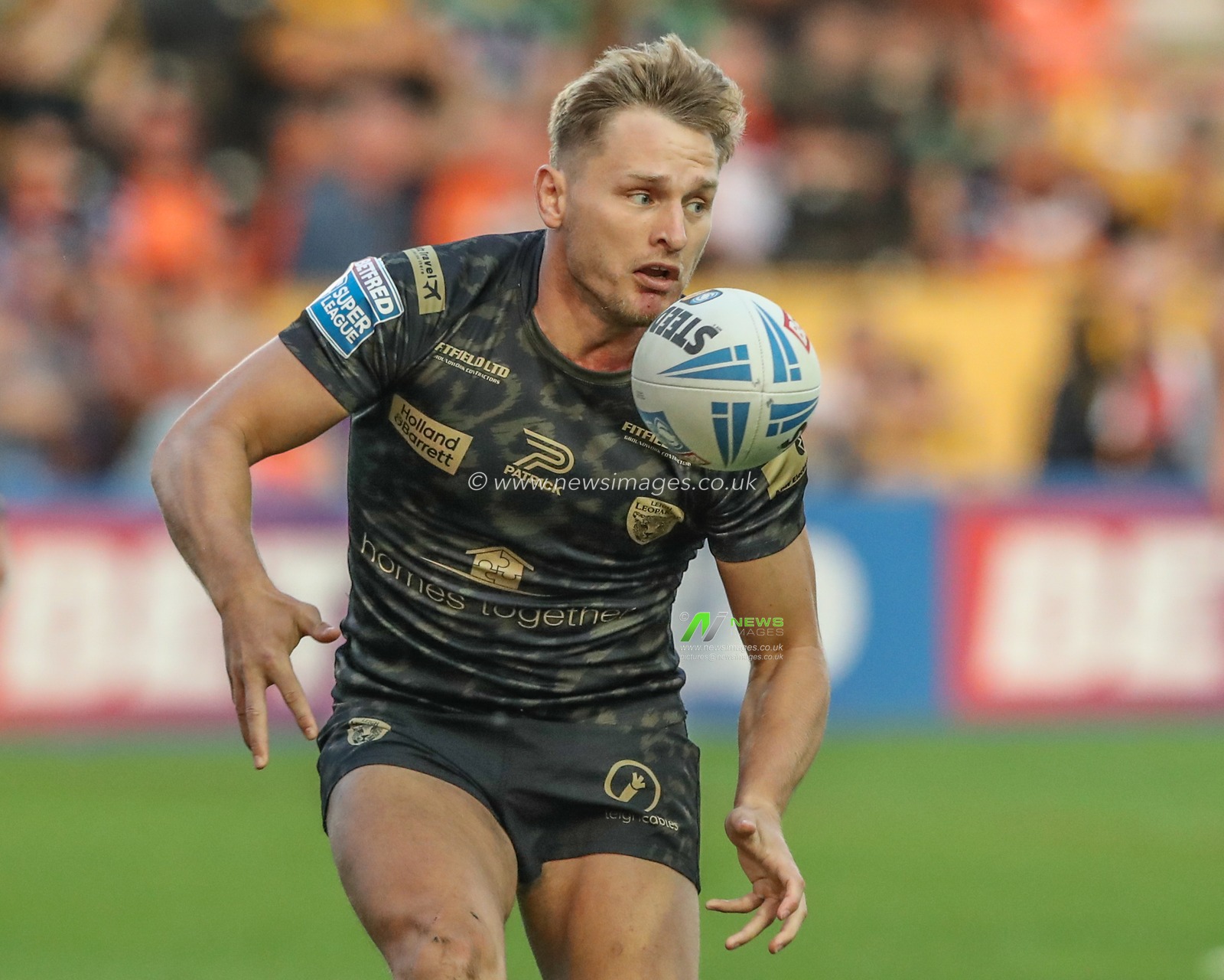 Brad Dwyer of Leigh Leopards passes the ball during the Betfred Super League Round 20 match Castleford Tigers vs Leigh Leopards at The Mend-A-Hose Jungle, Castleford, United Kingdom, 1st August 2024

(Photo by Alfie Cosgrove/News Images)