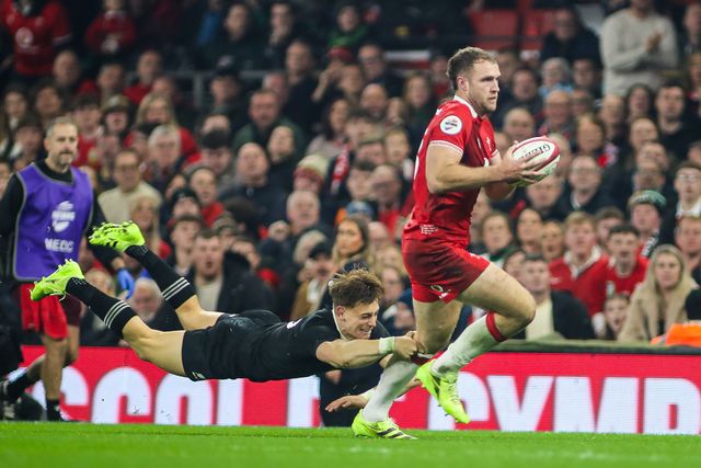 Max Llewellyn of Wales bursts past Ruben Love of New Zealand during the Quilter Nations Series 2025 match Wales vs New Zealand at Principality Stadium, Cardiff, United Kingdom, 22nd November 2025

(Photo by Andrew Lewis/News Images)

*** GER AUT SUI OUT ***