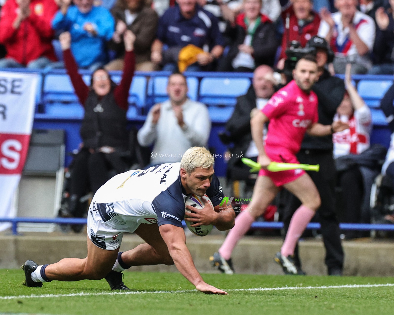 Ryan Hall of England goes over for a try during the Rugby League World Cup 2021 Group A match England vs France at University of Bolton Stadium, Bolton, United Kingdom, 22nd October 2022

(Photo by Mark Cosgrove/News Images)