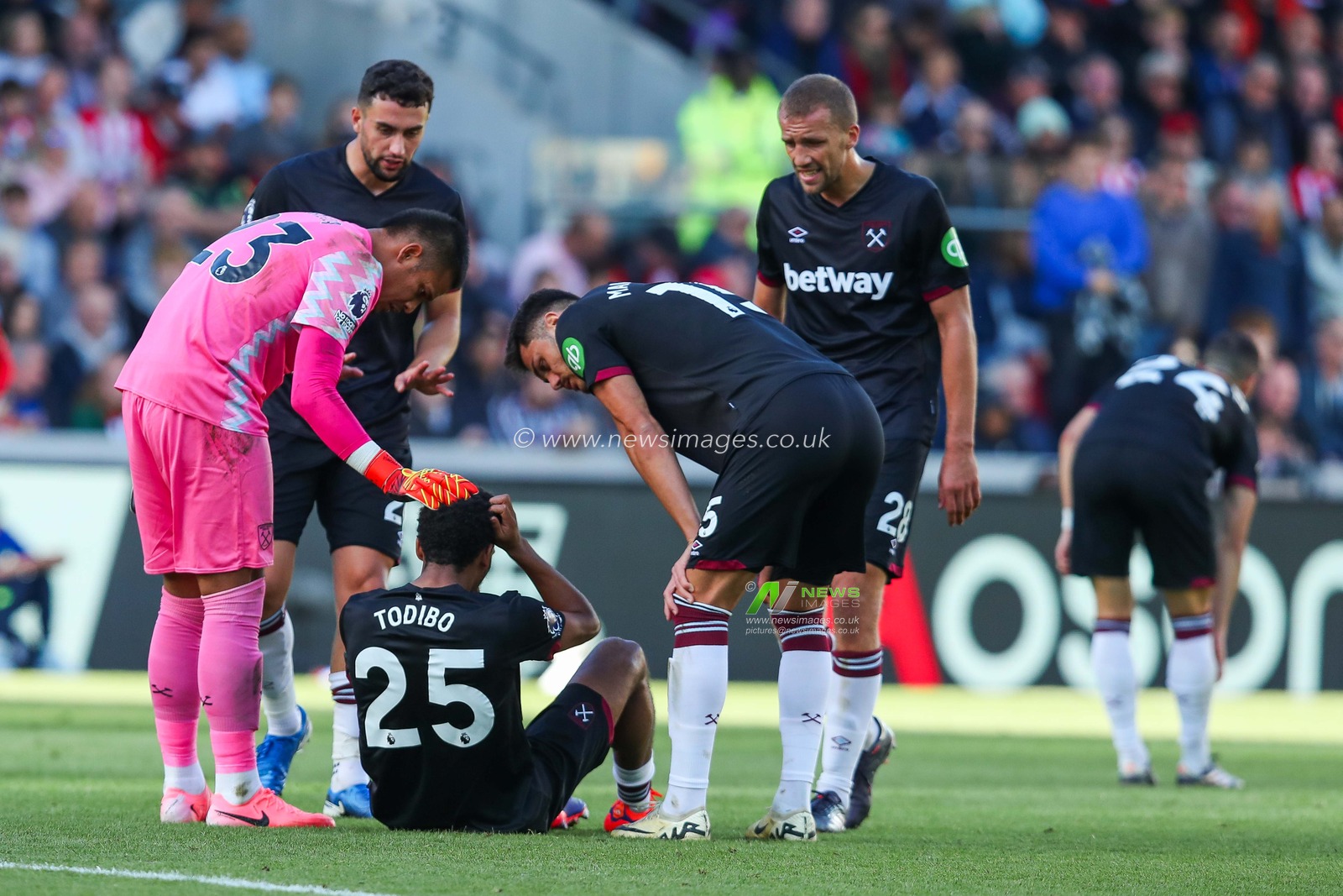 Jean-Clair Todibo of West Ham United goes down with injury during the Premier League match Brentford vs West Ham United at The Gtech Community Stadium, London, United Kingdom, 28th September 2024

(Photo by Izzy Poles/News Images)