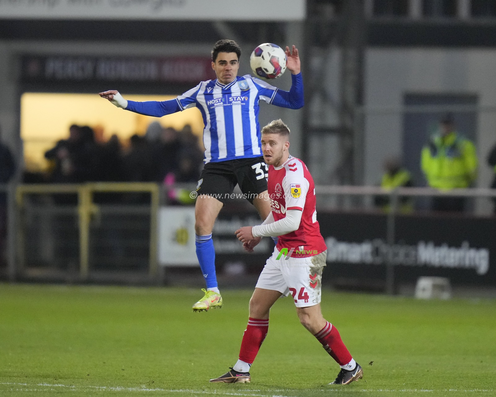Reece James #33 of Sheffield Wednesday wins a header under pressure from Daniel Batty #23 of Fleetwood Town during the Sky Bet League 1 match Fleetwood Town vs Sheffield Wednesday at Highbury Stadium, Fleetwood, United Kingdom, 26th December 2022

(Photo by Steve Flynn/News Images)