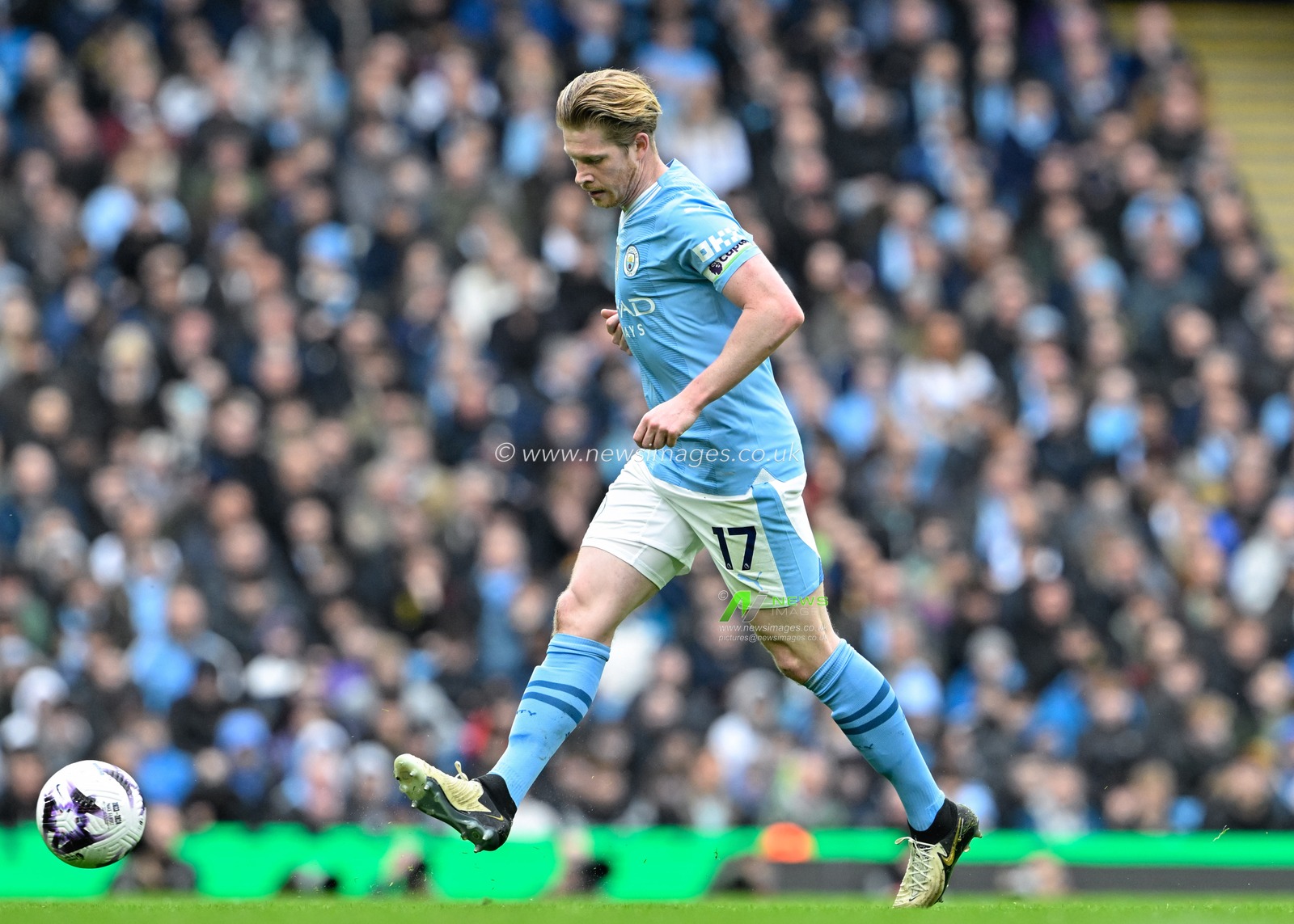 Kevin De Bruyne of Manchester City passes the ball, during the Premier League match Manchester City vs Luton Town at Etihad Stadium, Manchester, United Kingdom, 13th April 2024

(Photo by Cody Froggatt/News Images)