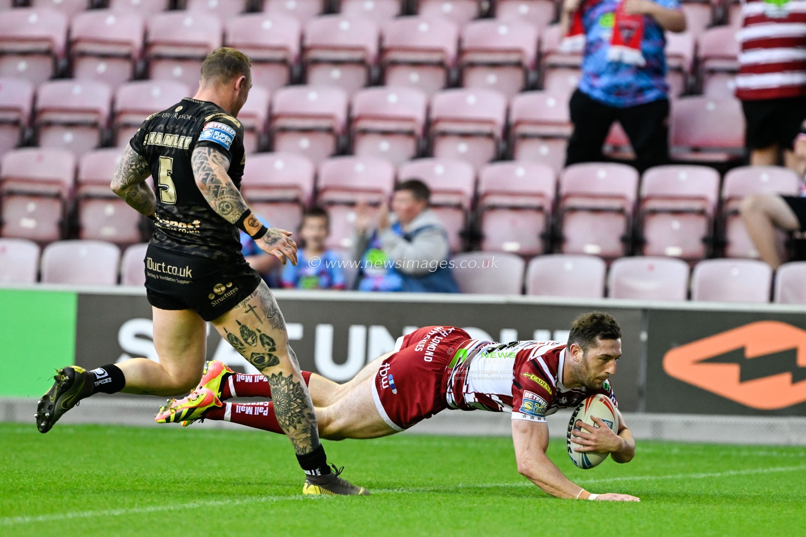 Jake Wardle of Wigan Warriors goes over for a try to make it 10-0 Wigan during the Betfred Super League match Wigan Warriors vs Leigh Leopards at DW Stadium, Wigan, United Kingdom, 6th August 2024

(Photo by Cody Froggatt/News Images)